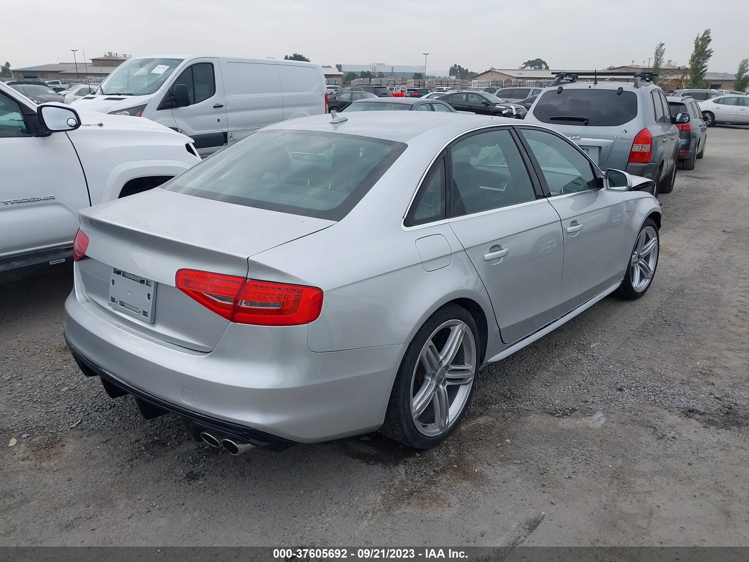 Photo 3 VIN: WAUBGBFL7GA011709 - AUDI S4 