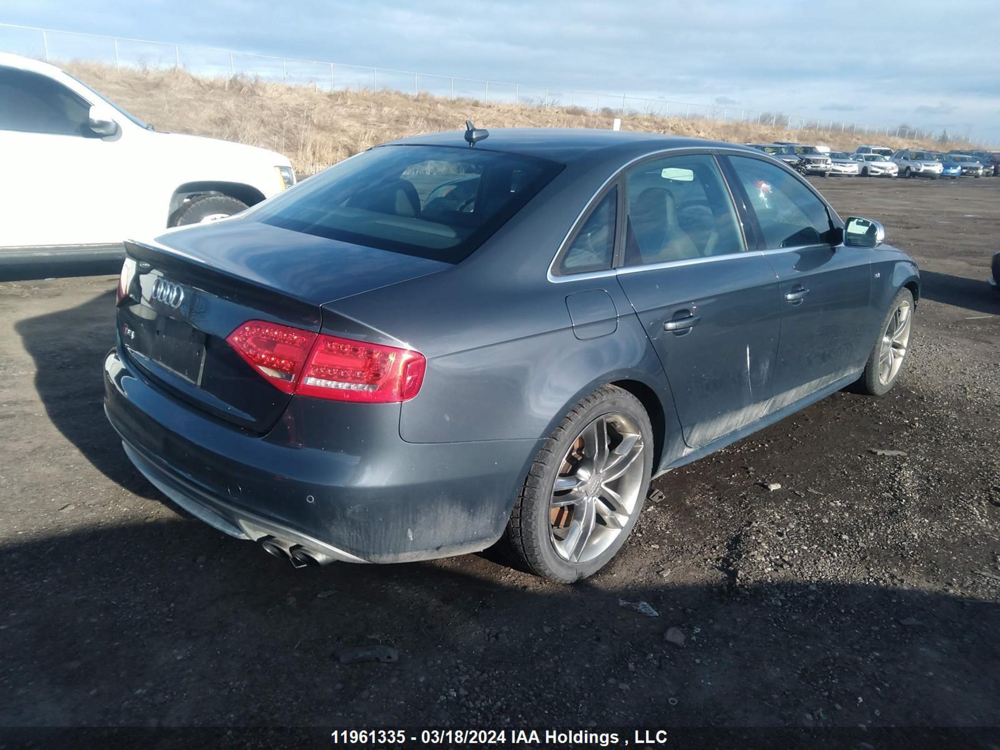 Photo 3 VIN: WAUBGCFL1BA051220 - AUDI S4 