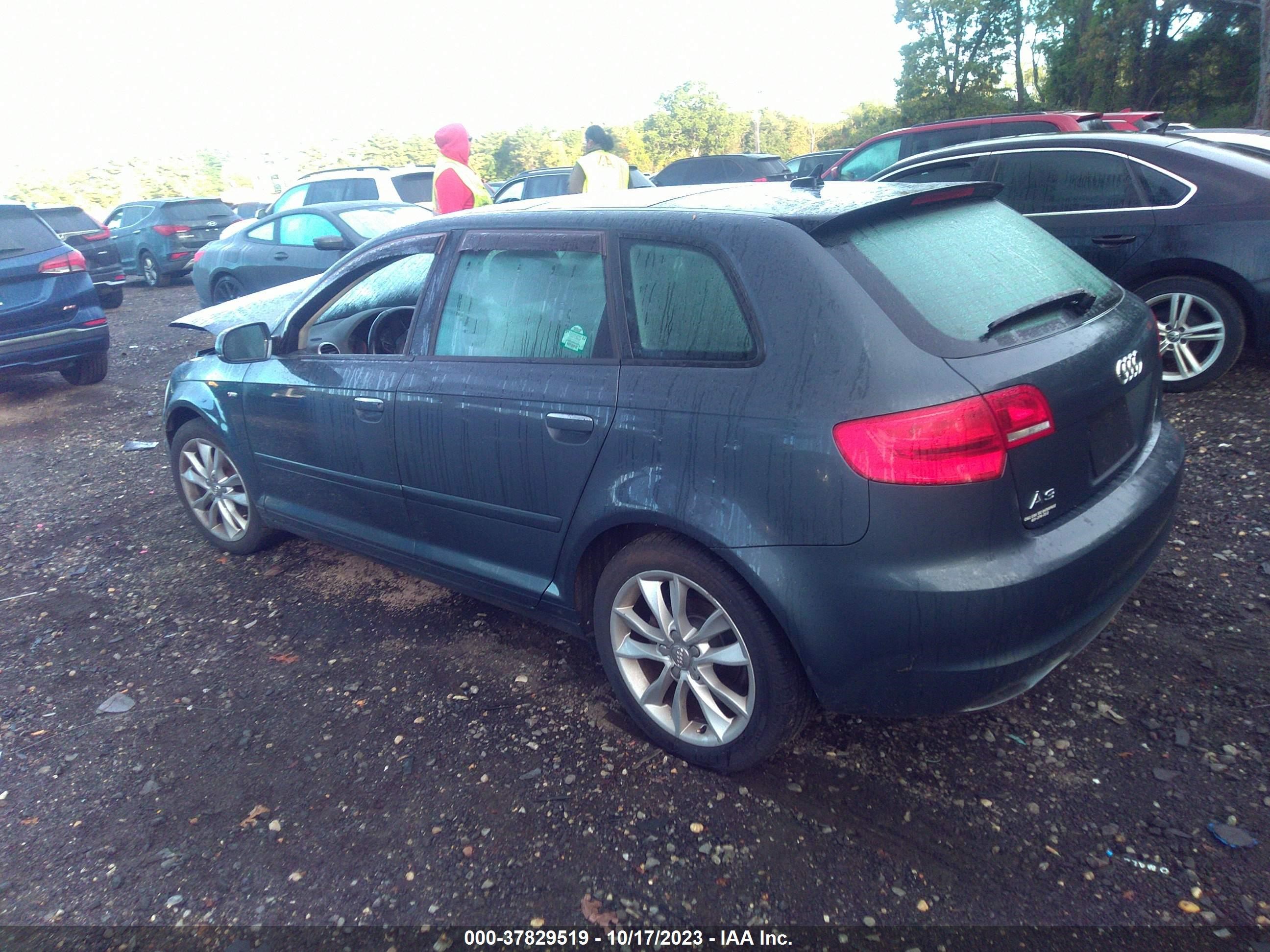 Photo 2 VIN: WAUBJAFM2CA051369 - AUDI A3 