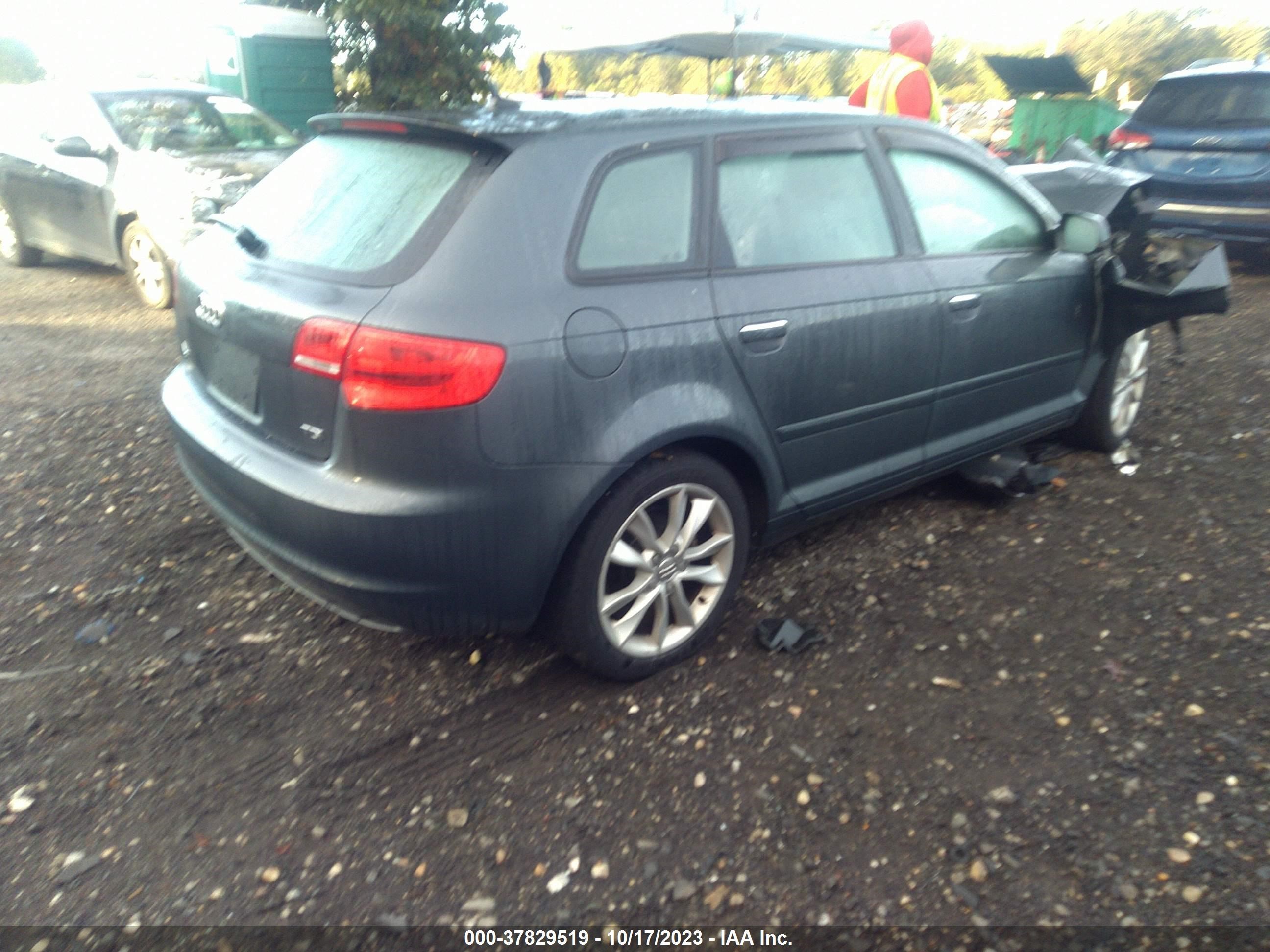 Photo 3 VIN: WAUBJAFM2CA051369 - AUDI A3 