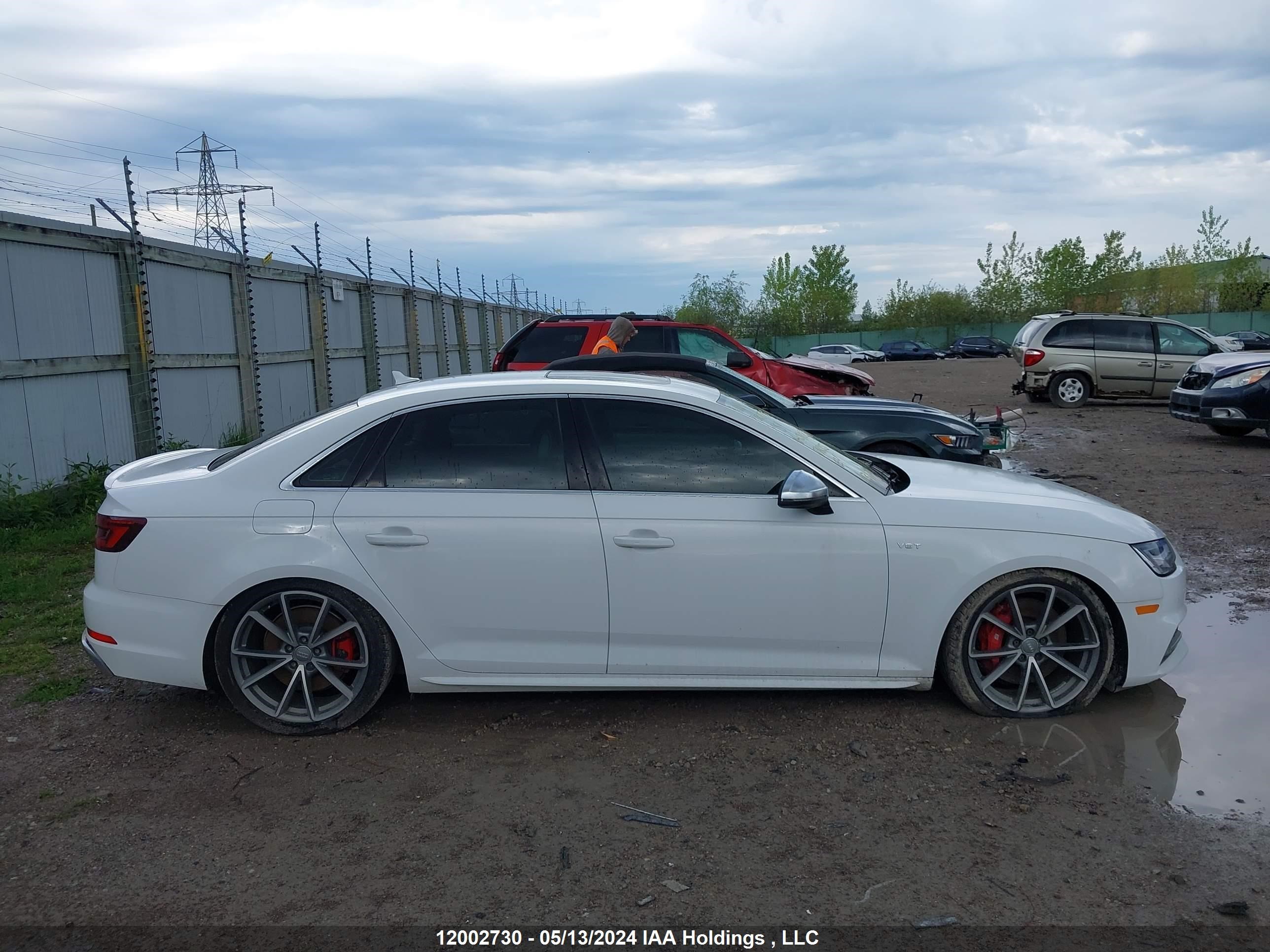 Photo 12 VIN: WAUC4AF40JA010280 - AUDI S4 