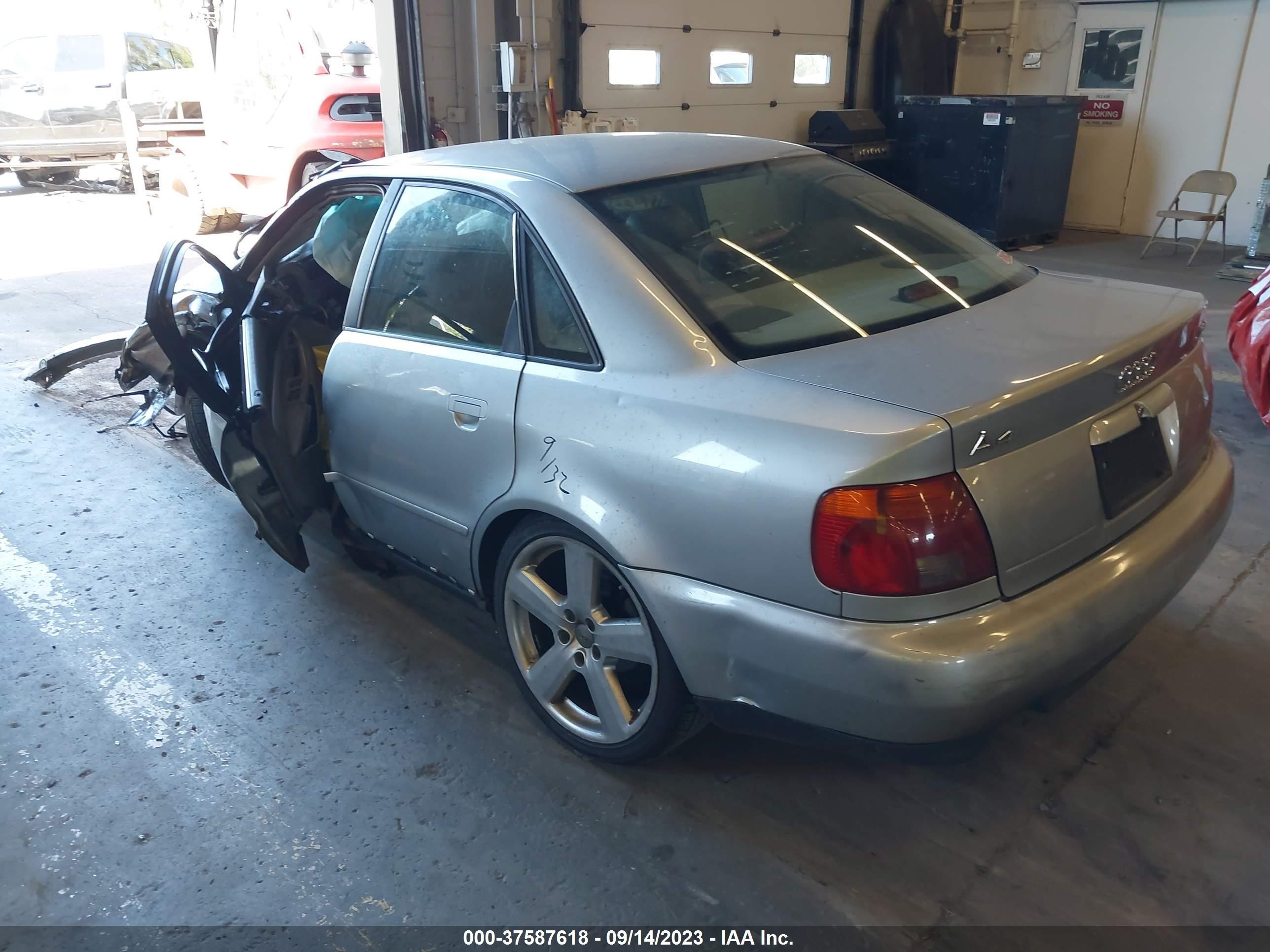 Photo 2 VIN: WAUCB28D2WA233503 - AUDI A4 