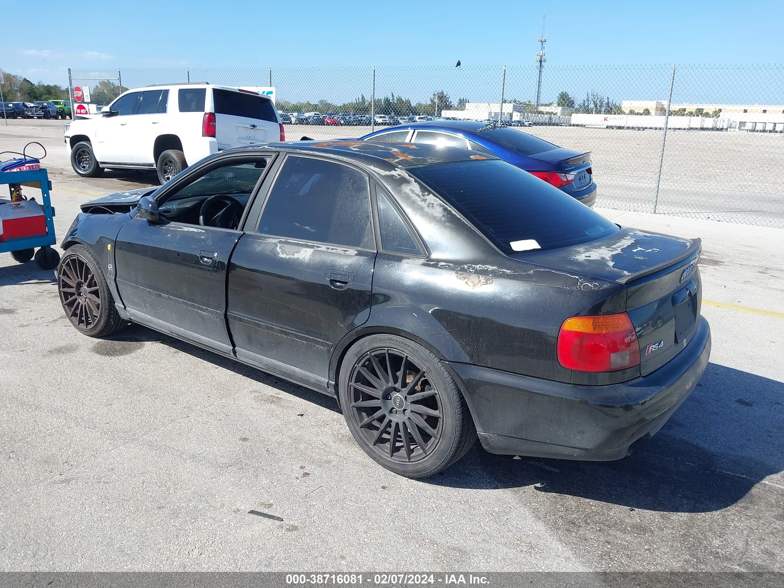 Photo 2 VIN: WAUCB88D9VA241602 - AUDI A4 