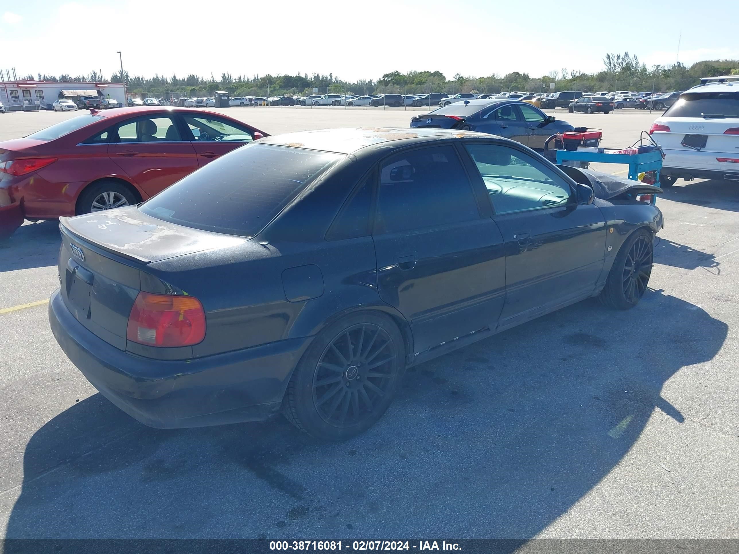 Photo 3 VIN: WAUCB88D9VA241602 - AUDI A4 