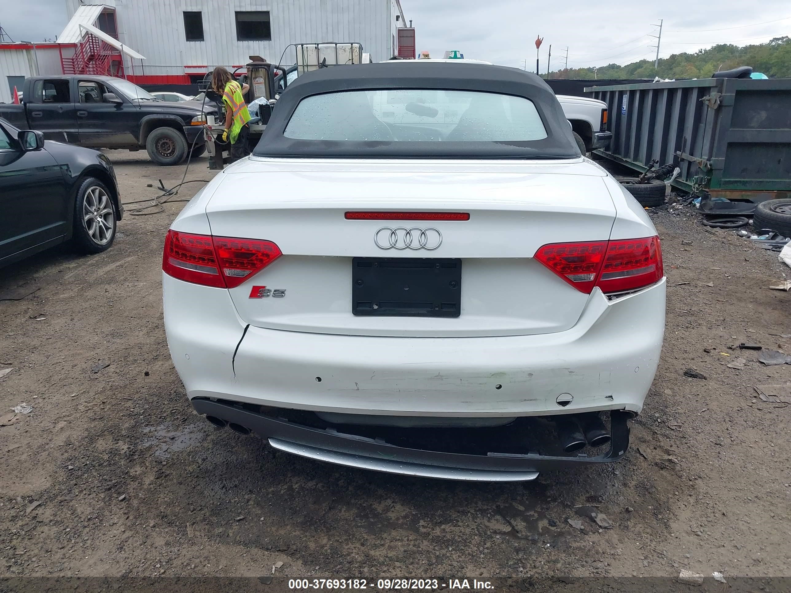 Photo 15 VIN: WAUCGAFH1BN011331 - AUDI S5 