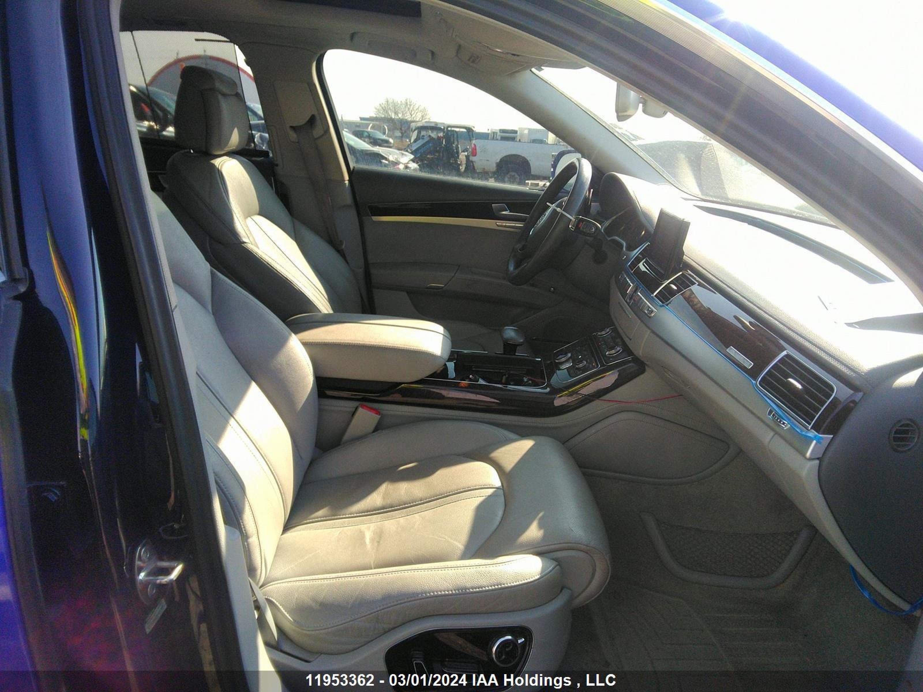 Photo 4 VIN: WAUCVAFD7CN003254 - AUDI A8 