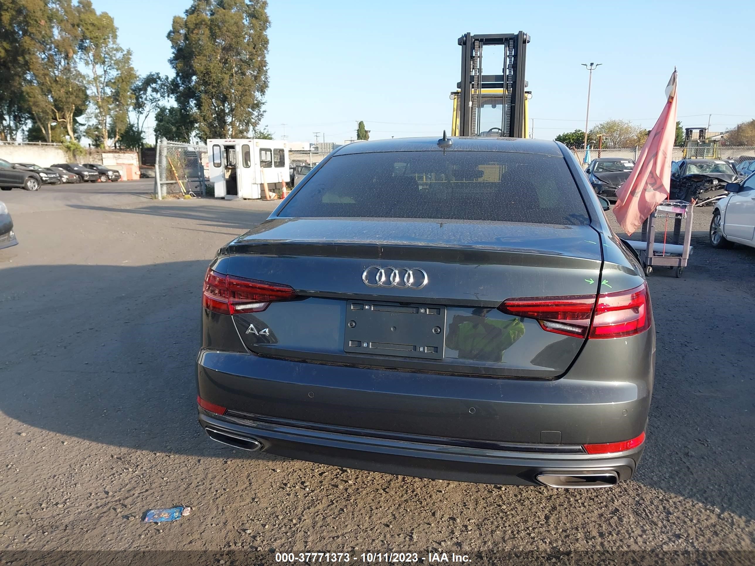 Photo 15 VIN: WAUGMAF47KN015729 - AUDI A4 