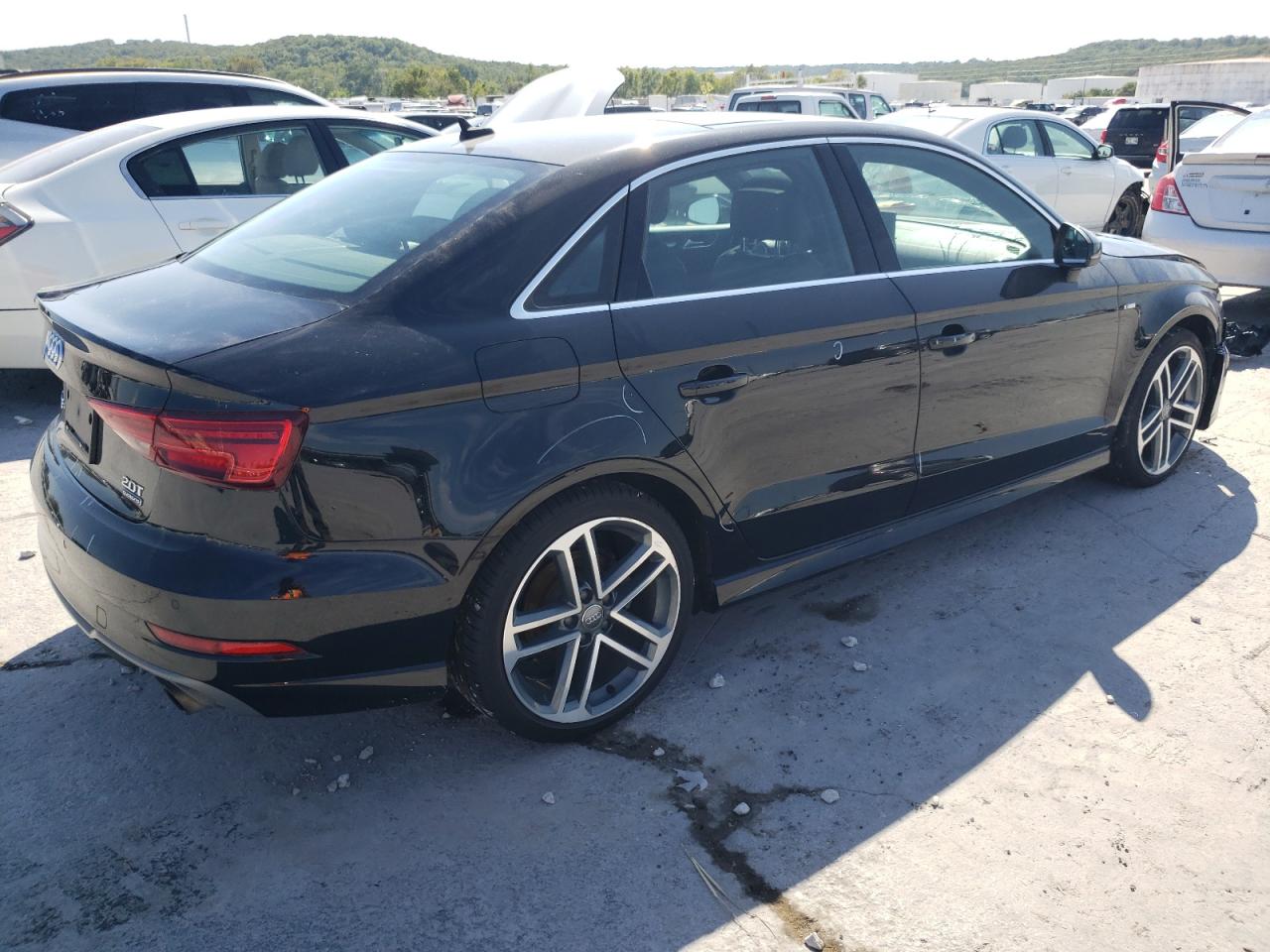 Photo 2 VIN: WAUJ8GFF0J1084167 - AUDI A3 