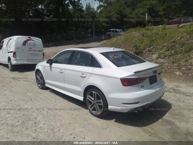 Photo 2 VIN: WAUJ8GFFXH1009678 - AUDI A3 SEDAN 