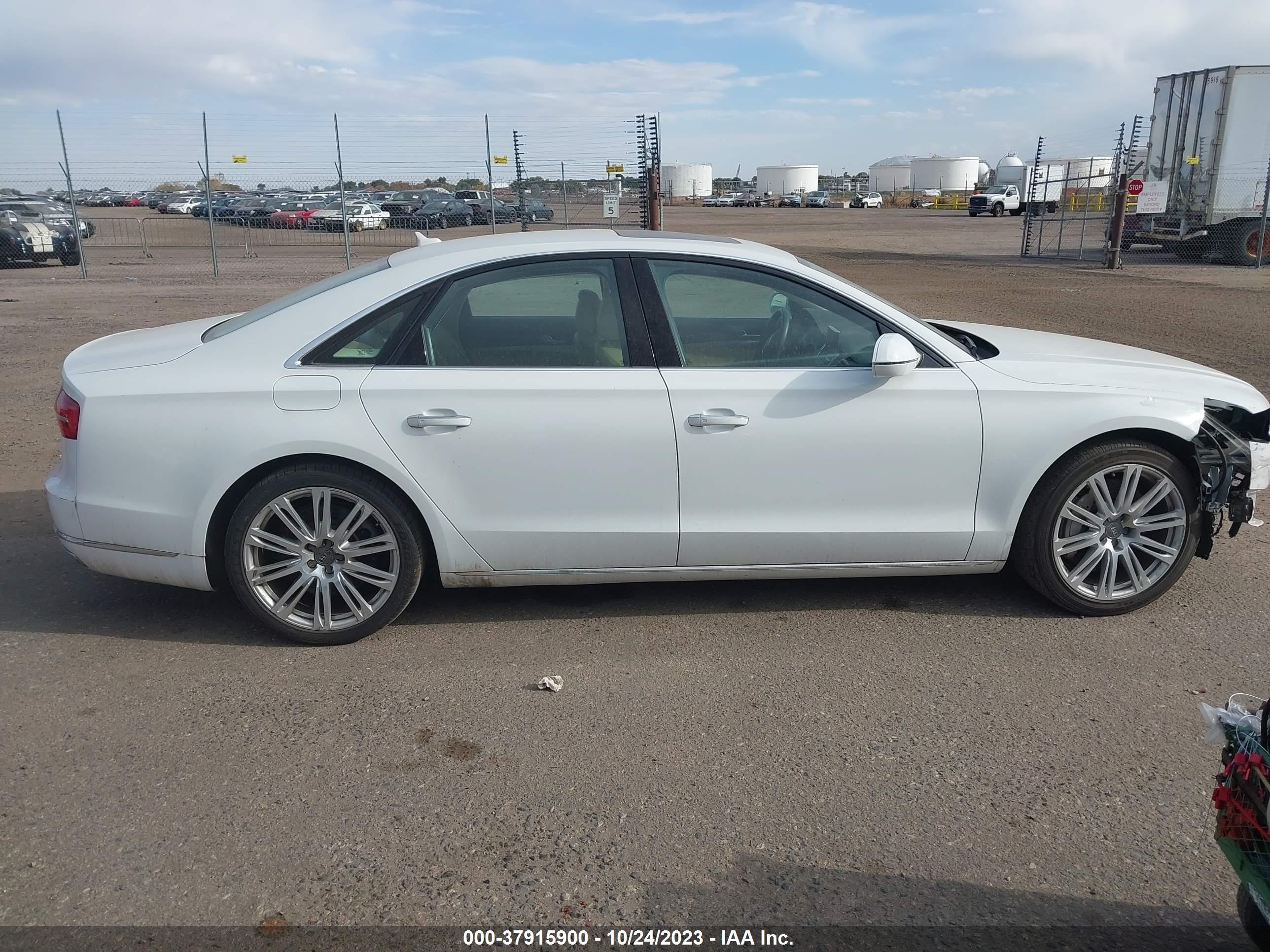 Photo 12 VIN: WAUJGAFD2FN008433 - AUDI A8 