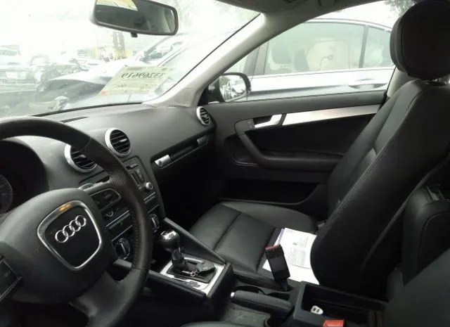 Photo 4 VIN: WAUKEAFM0BA136794 - AUDI A3 