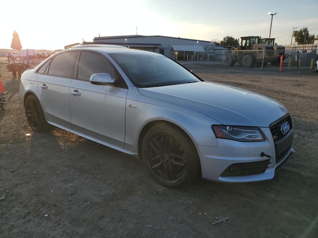 Photo 3 VIN: WAUKGAFL2CA077945 - AUDI RS4 