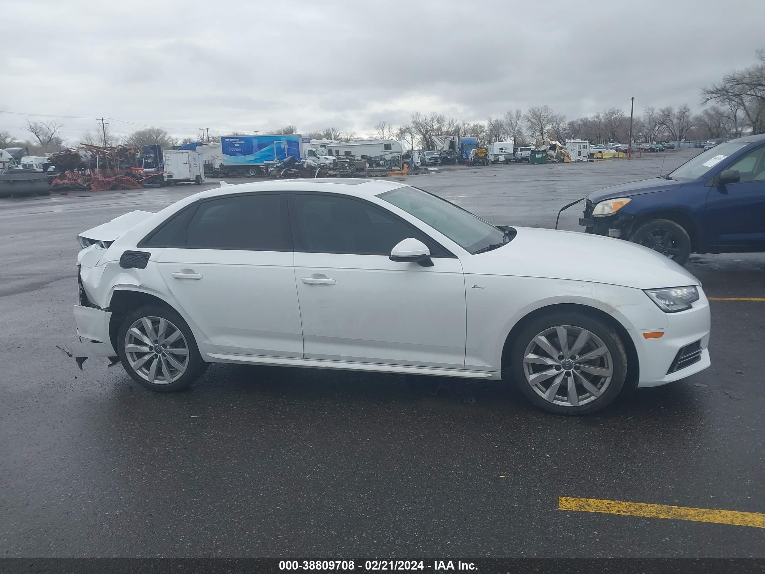 Photo 12 VIN: WAUKMAF47JA112218 - AUDI A4 