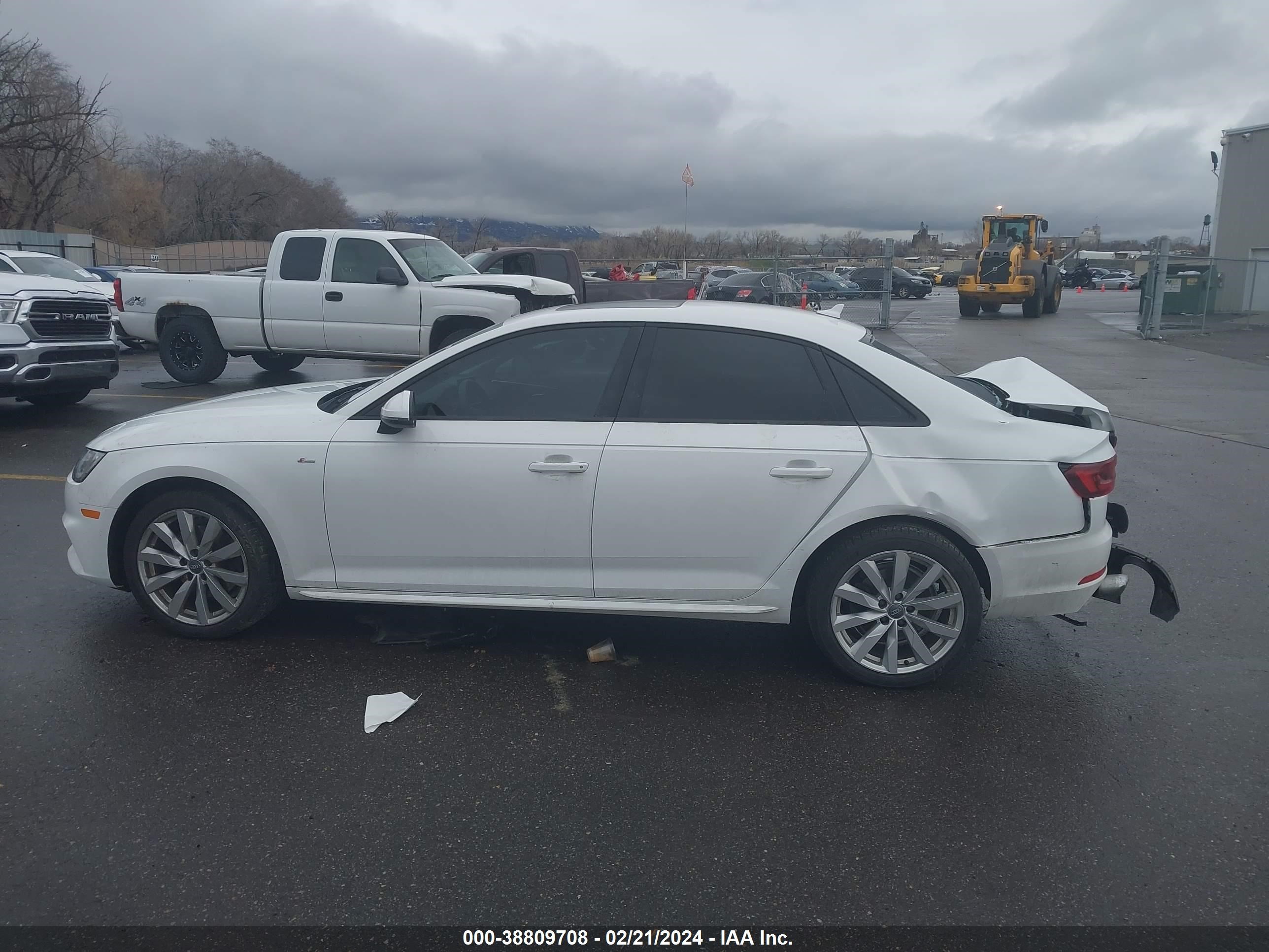 Photo 13 VIN: WAUKMAF47JA112218 - AUDI A4 