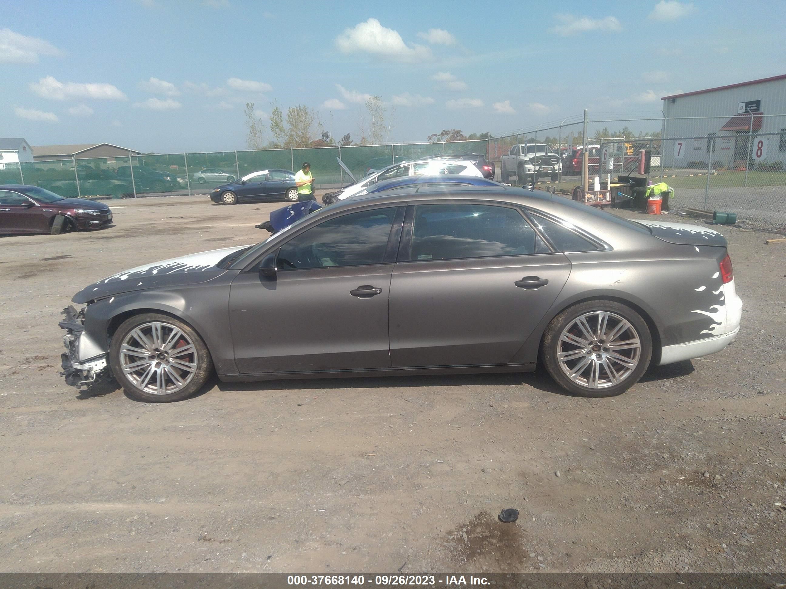 Photo 13 VIN: WAUR2AFD9EN013855 - AUDI A8 