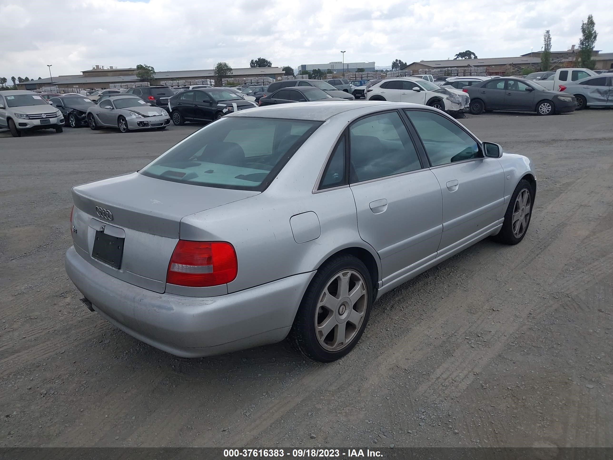 Photo 3 VIN: WAURD68D72A001002 - AUDI S4 