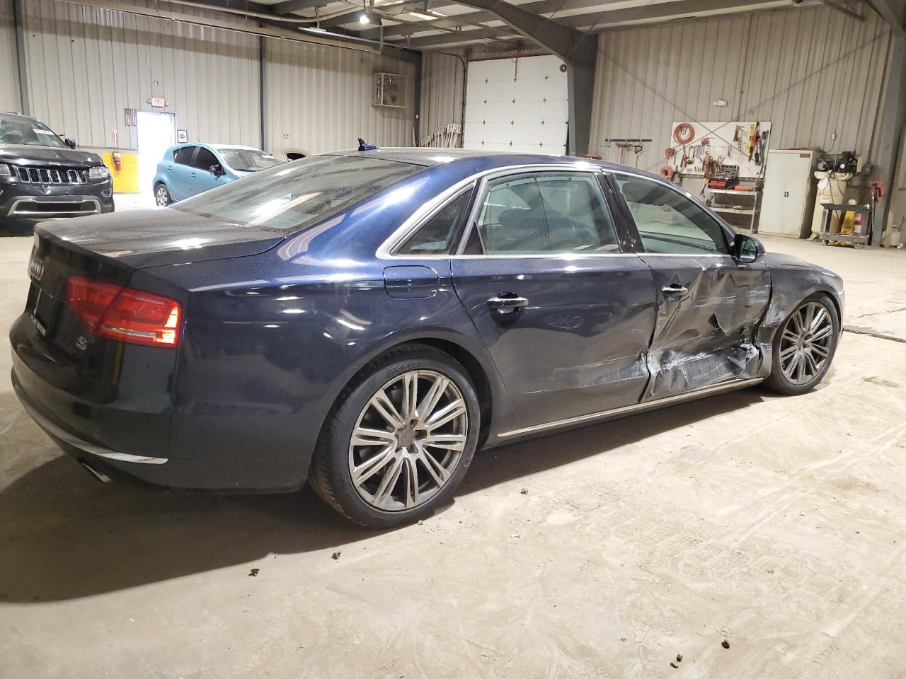 Photo 2 VIN: WAURVAFD0BN025542 - AUDI A8 