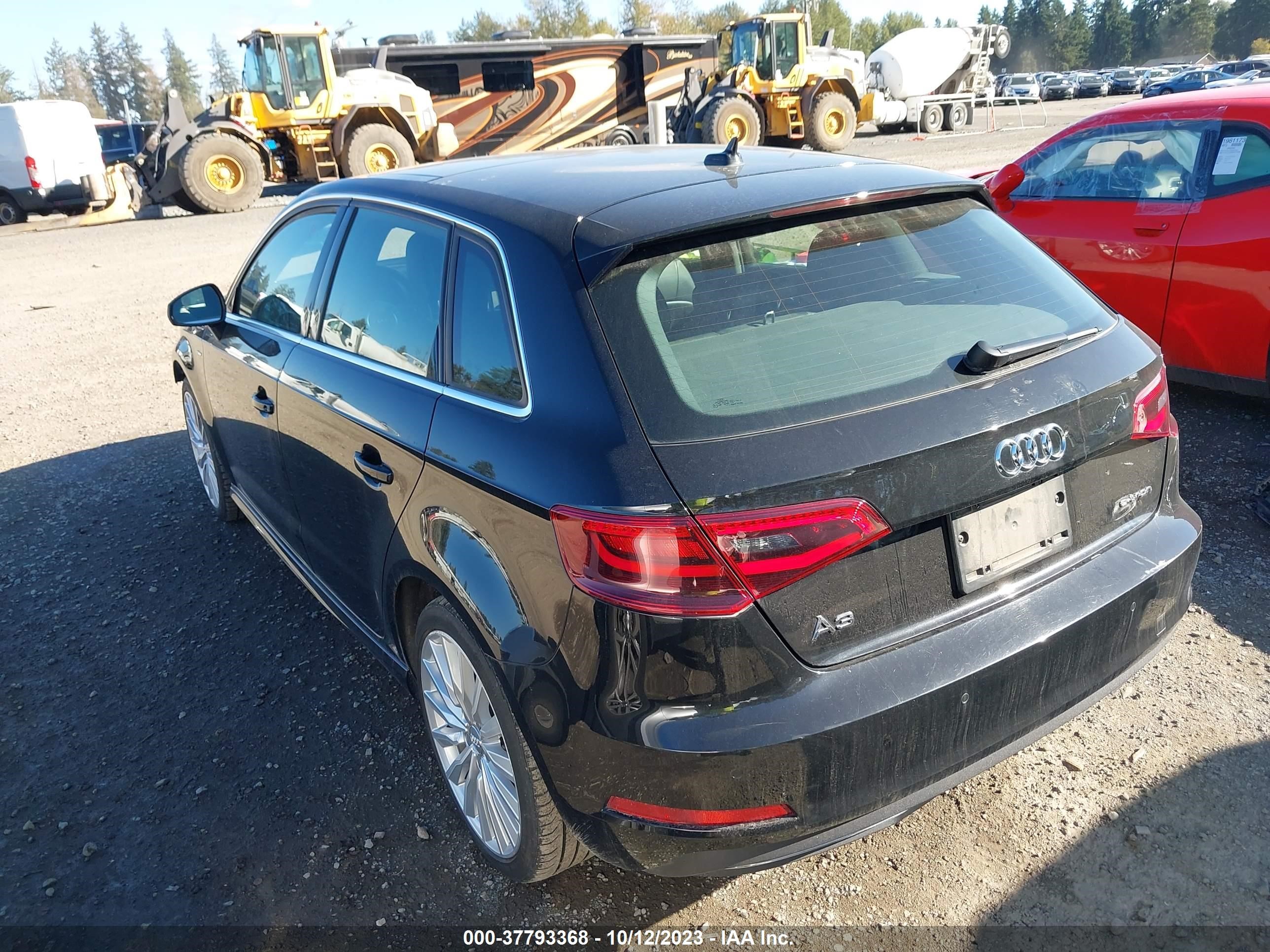 Photo 2 VIN: WAUTPBFF3GA121946 - AUDI A3 