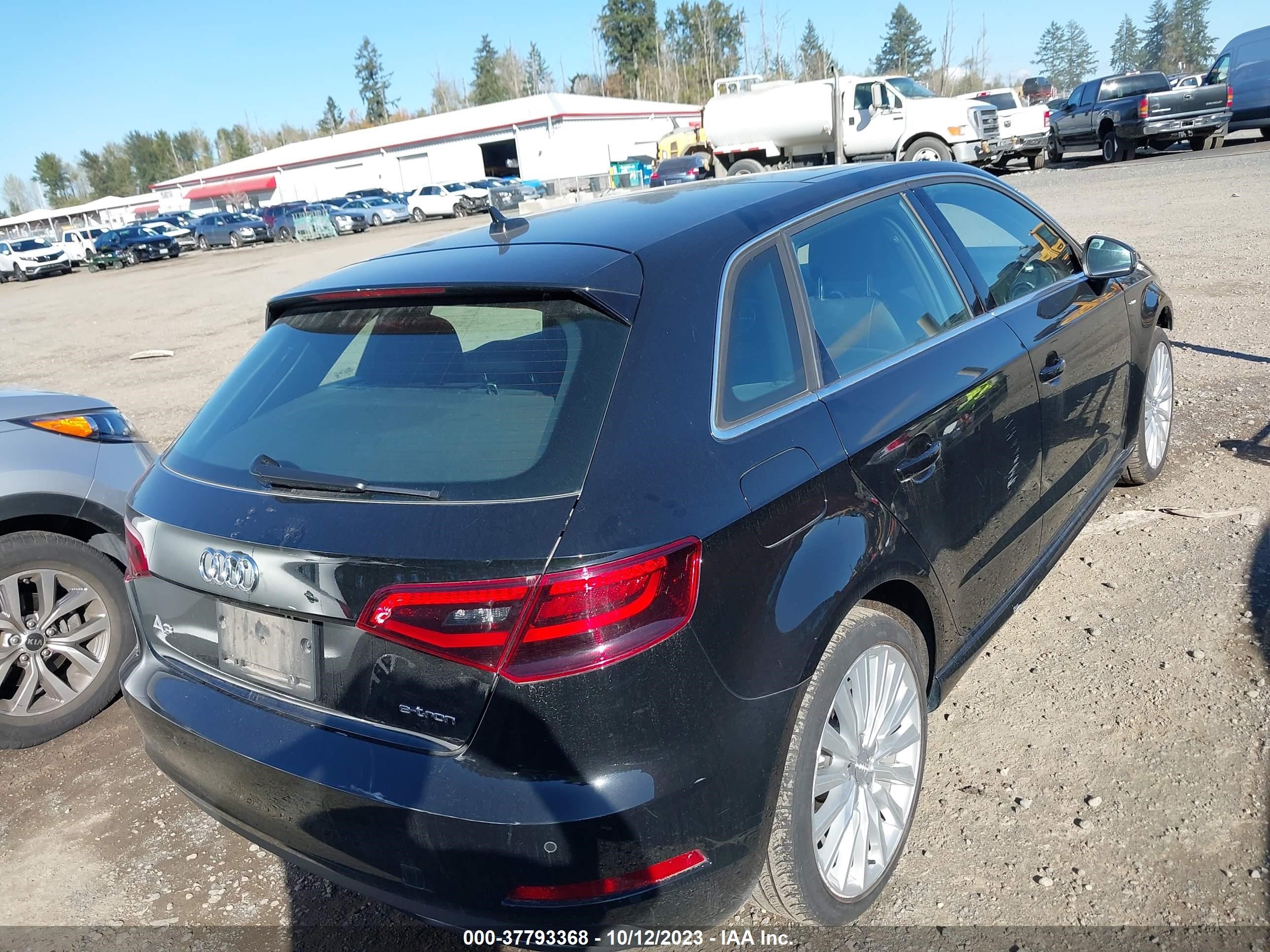 Photo 3 VIN: WAUTPBFF3GA121946 - AUDI A3 