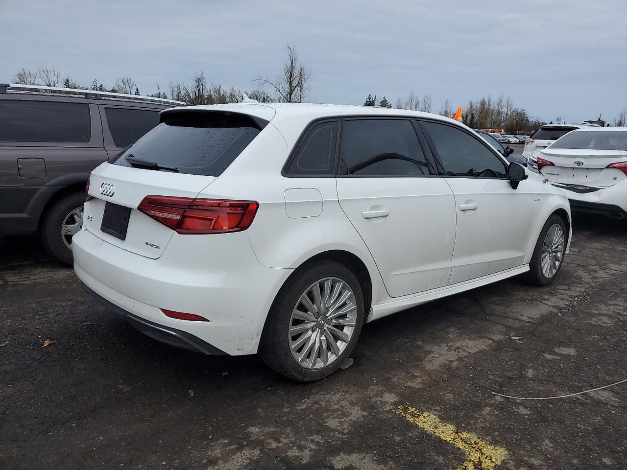 Photo 2 VIN: WAUUPBFFXJA063149 - AUDI A3 