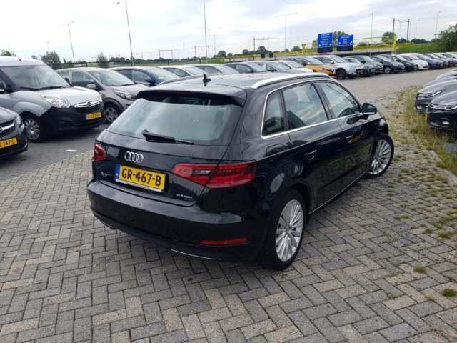 Photo 2 VIN: WAUZZZ8V2GA011858 - AUDI A3 