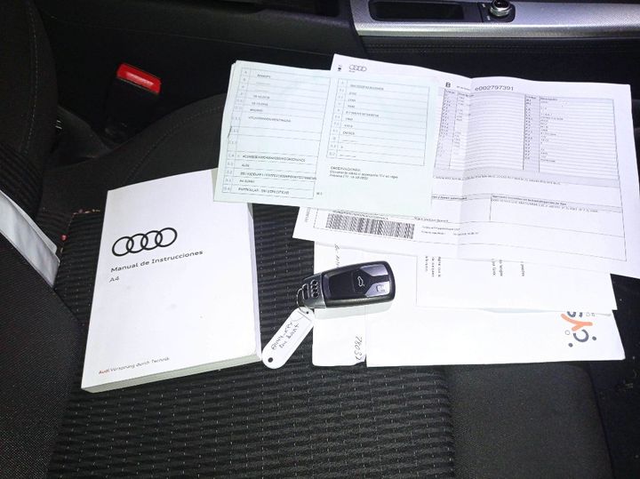 Photo 4 VIN: WAUZZZF42JA228456 - AUDI A4 