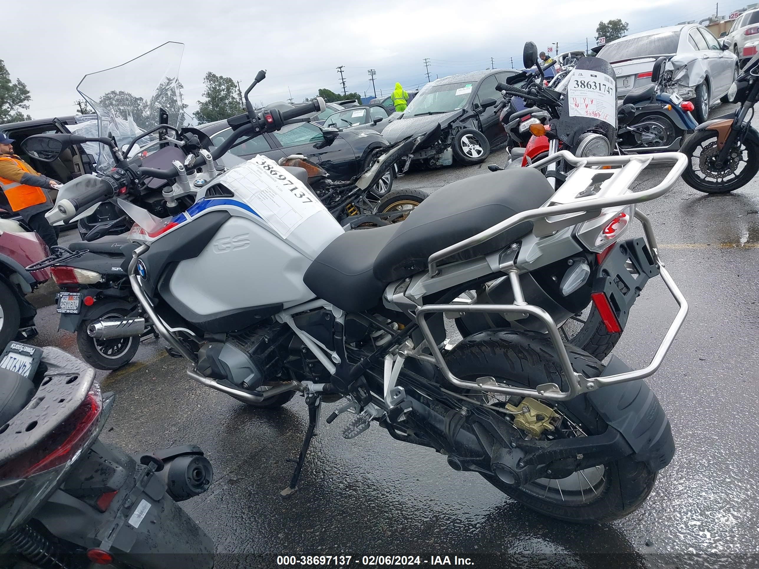 Photo 3 VIN: WB10M1308N6F63453 - BMW R 1250 