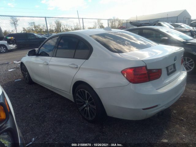 Photo 2 VIN: WBA3A5G52CNP15570 - BMW 3 