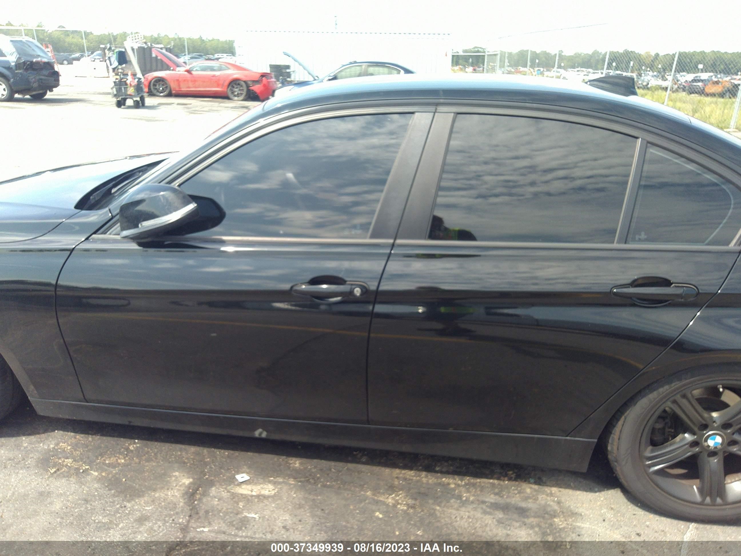 Photo 13 VIN: WBA3B1C59FP681244 - BMW 320I 