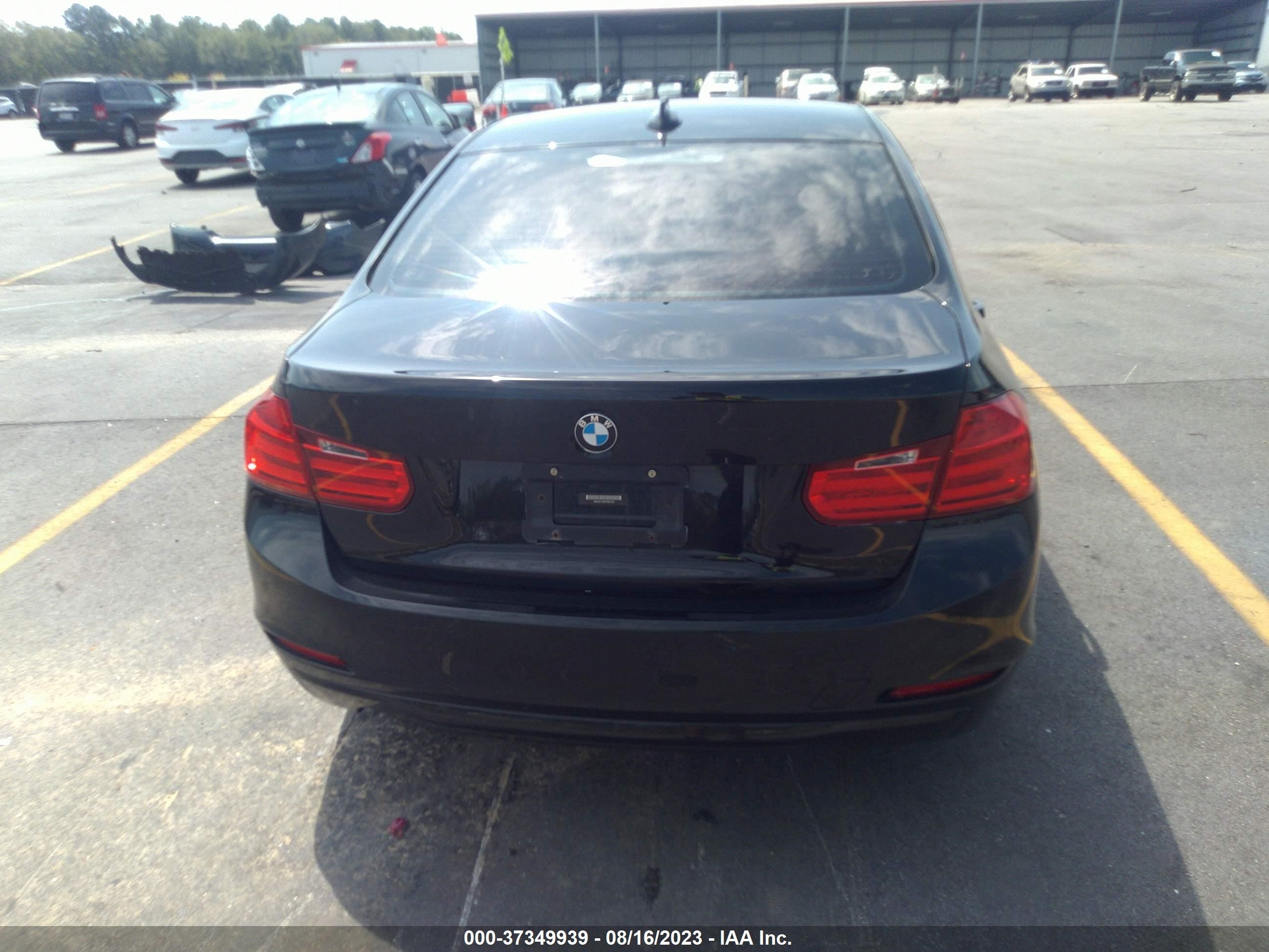 Photo 15 VIN: WBA3B1C59FP681244 - BMW 320I 