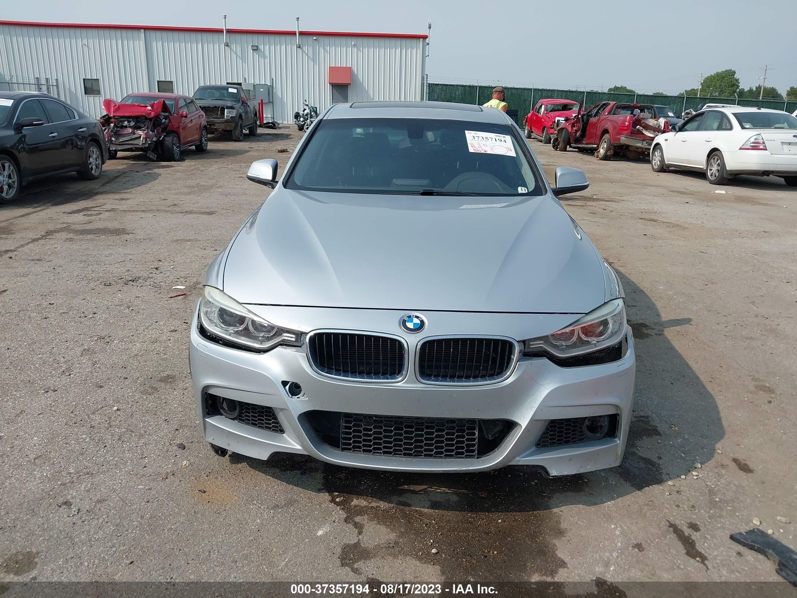 Photo 11 VIN: WBA3B1G5XFNT03990 - BMW 3ER 