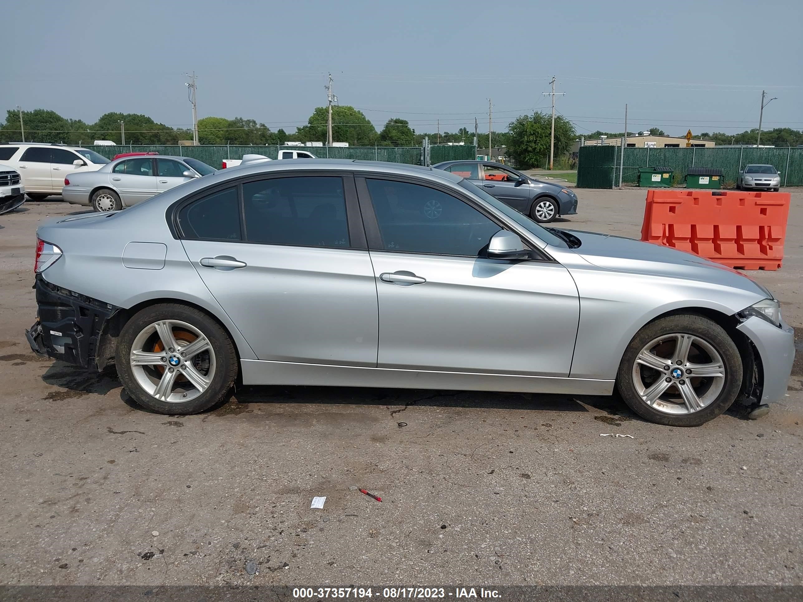 Photo 12 VIN: WBA3B1G5XFNT03990 - BMW 3ER 