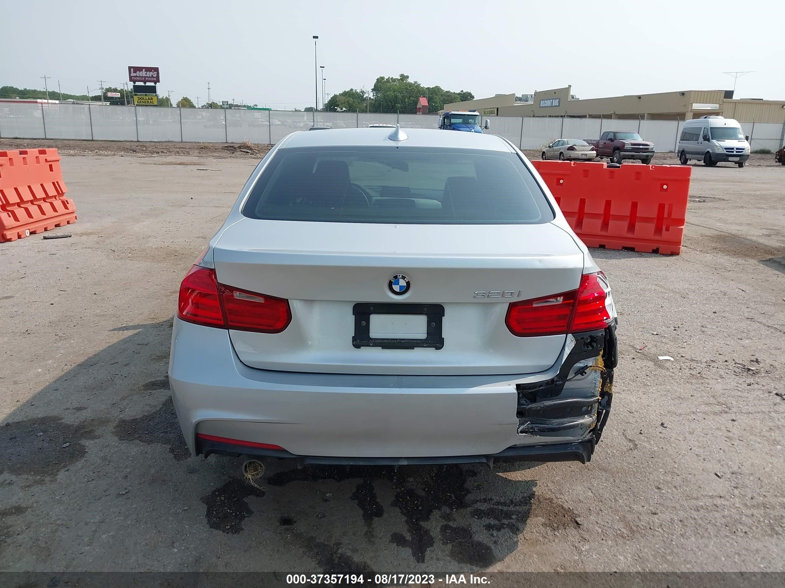 Photo 15 VIN: WBA3B1G5XFNT03990 - BMW 3ER 