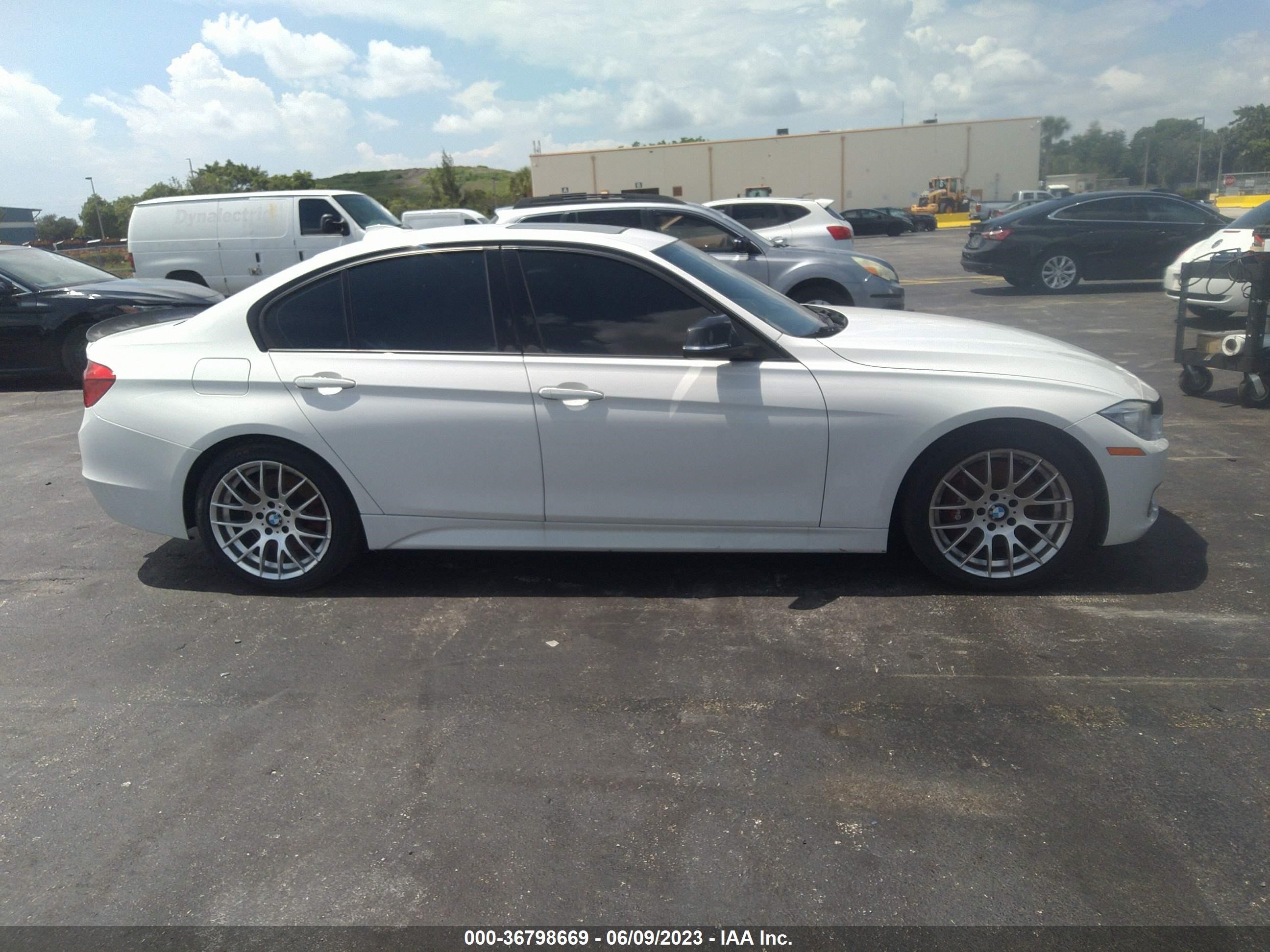 Photo 12 VIN: WBA3B9G56ENR91273 - BMW 3ER 