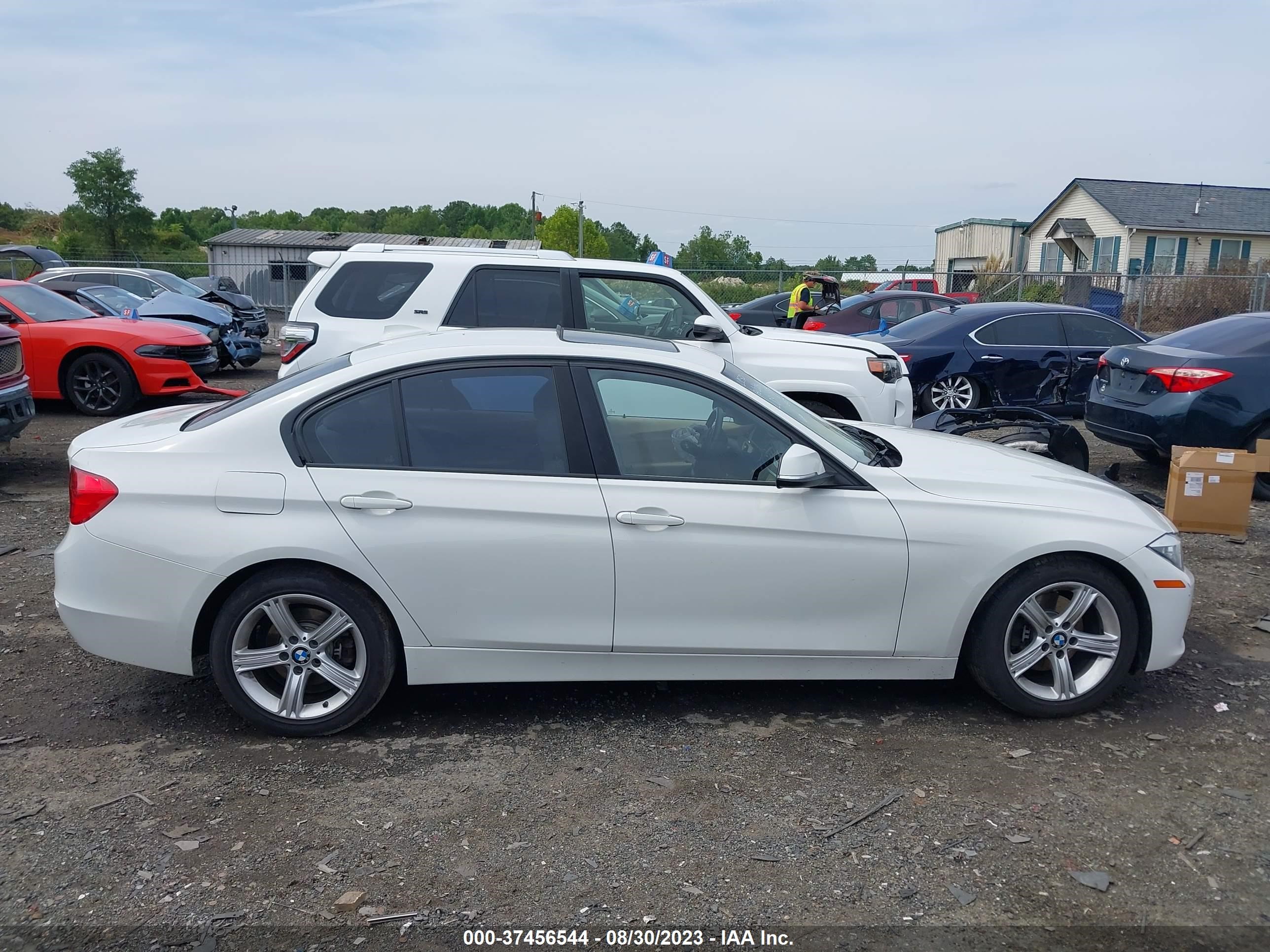 Photo 12 VIN: WBA3C3C52EF985383 - BMW 3ER 