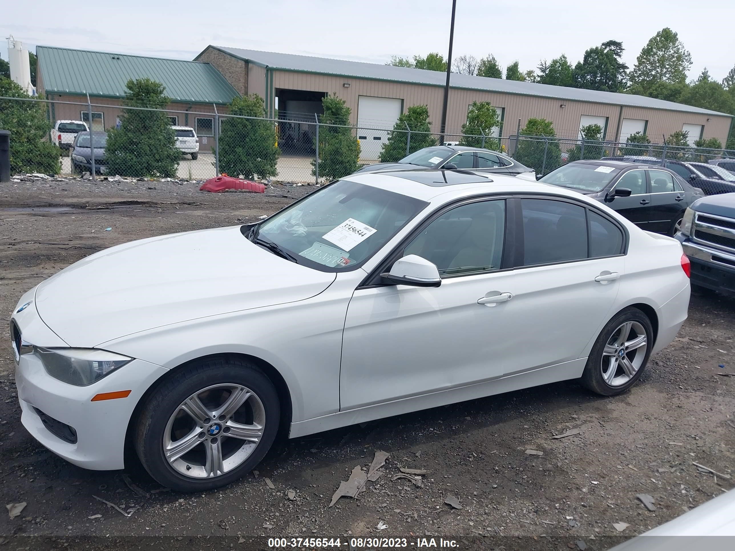 Photo 13 VIN: WBA3C3C52EF985383 - BMW 3ER 