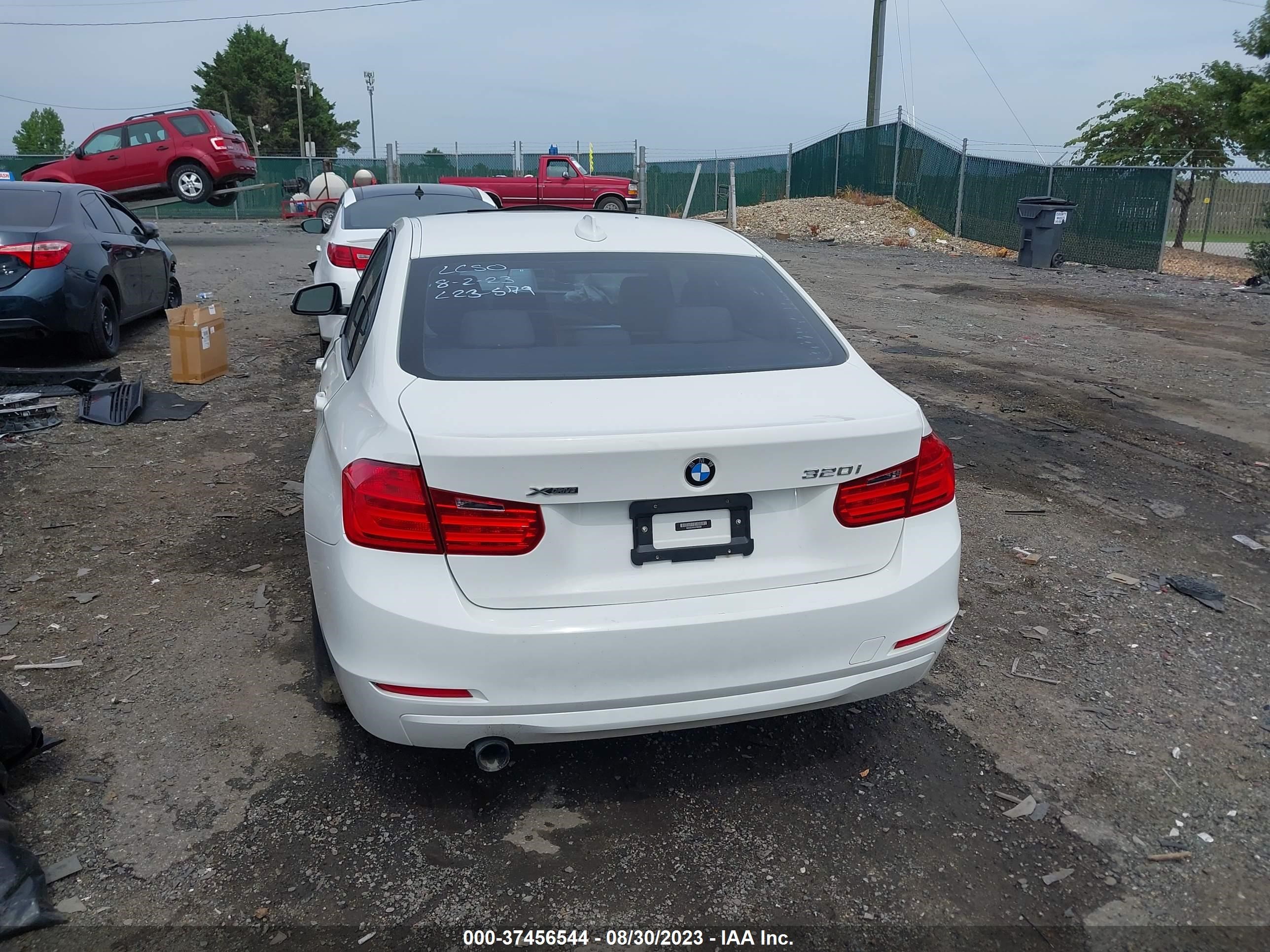 Photo 15 VIN: WBA3C3C52EF985383 - BMW 3ER 