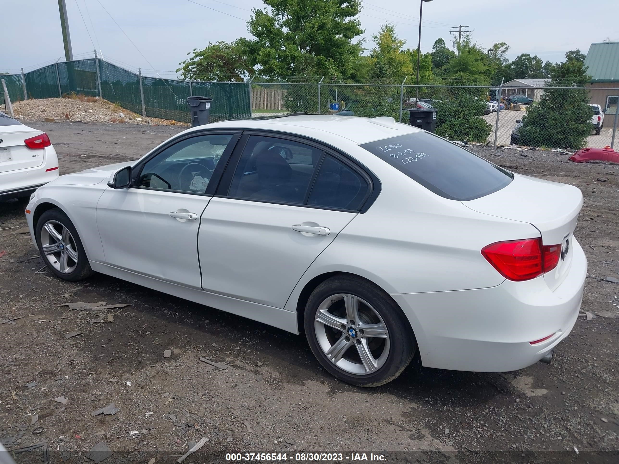 Photo 2 VIN: WBA3C3C52EF985383 - BMW 3ER 