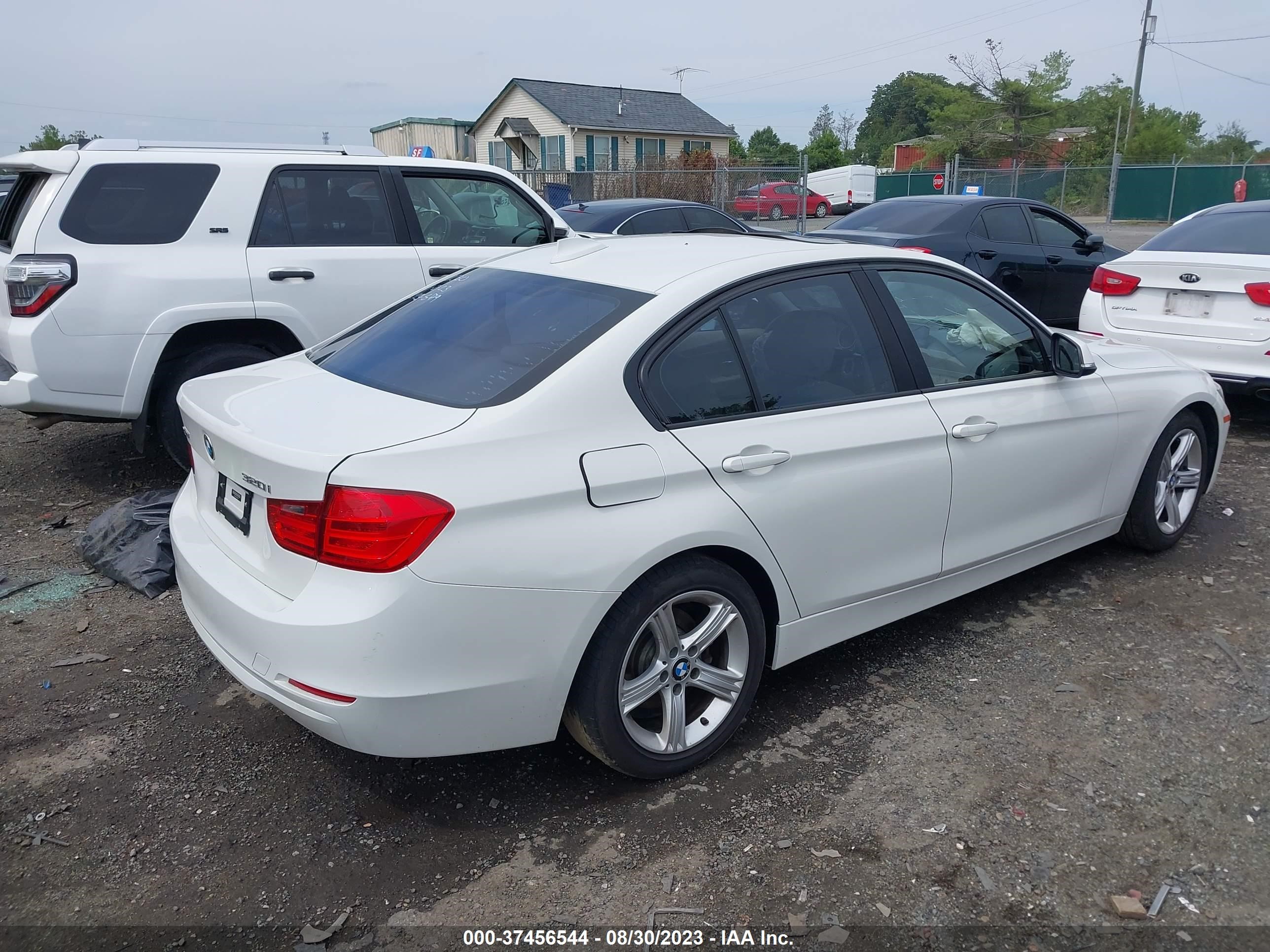 Photo 3 VIN: WBA3C3C52EF985383 - BMW 3ER 