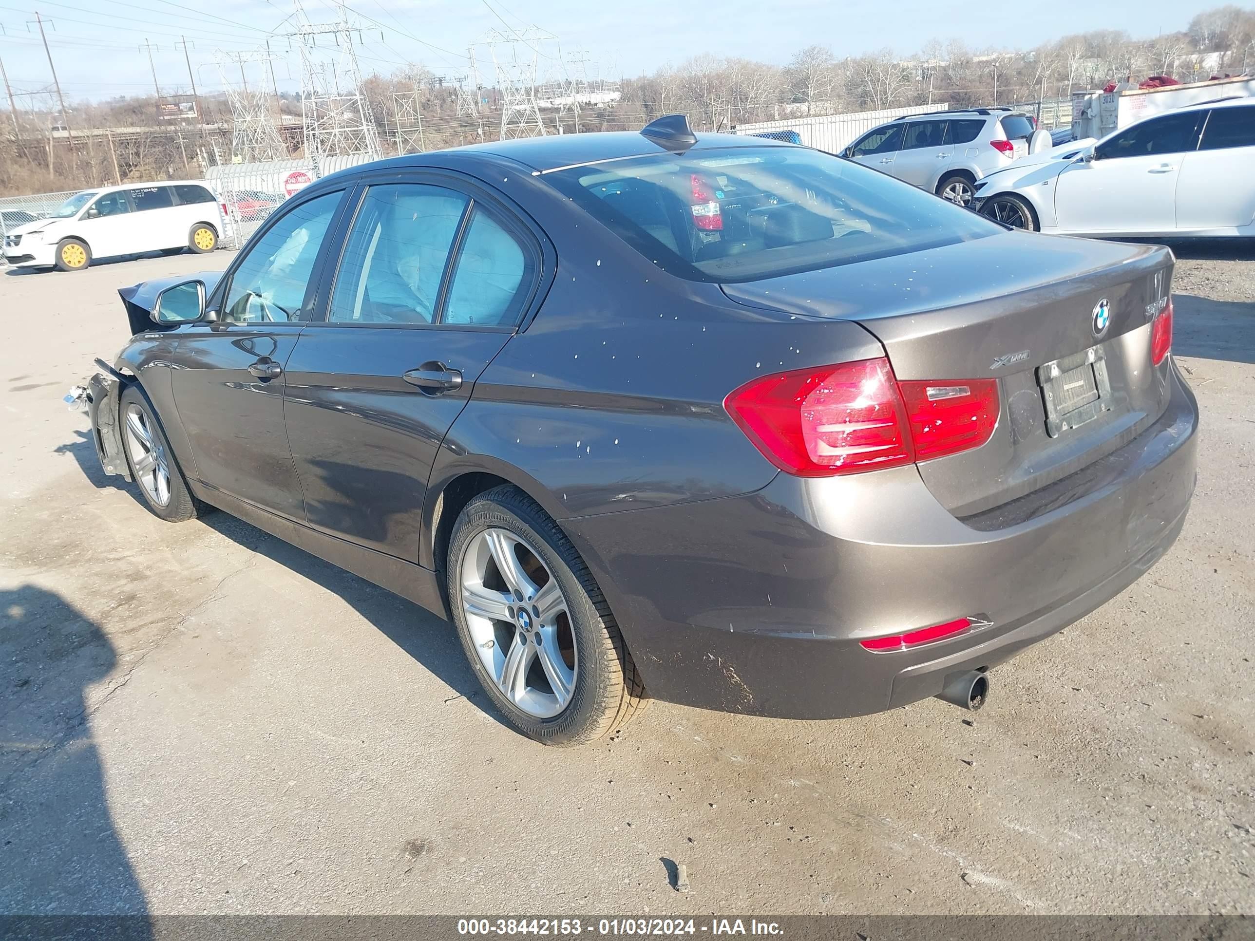 Photo 2 VIN: WBA3C3G50ENS70375 - BMW 3ER 