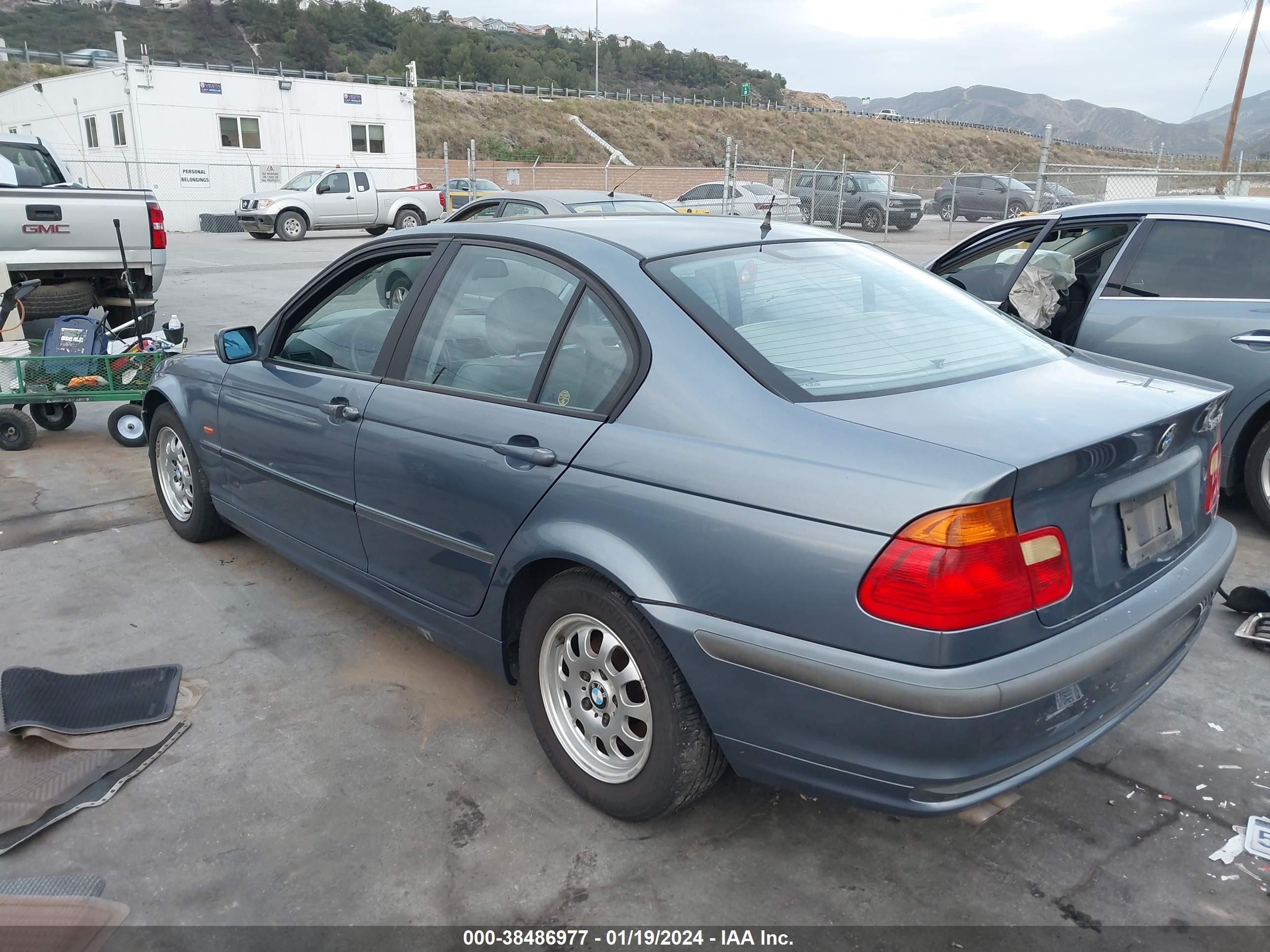 Photo 2 VIN: WBAAM3337XFP55070 - BMW 3ER 