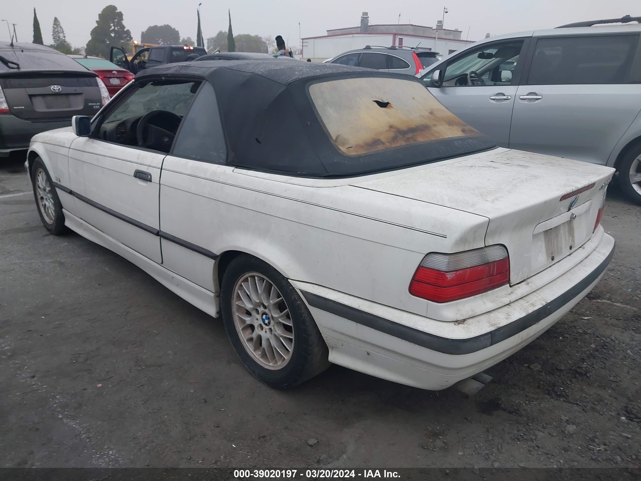 Photo 2 VIN: WBABJ832XWEM21203 - BMW 3ER 