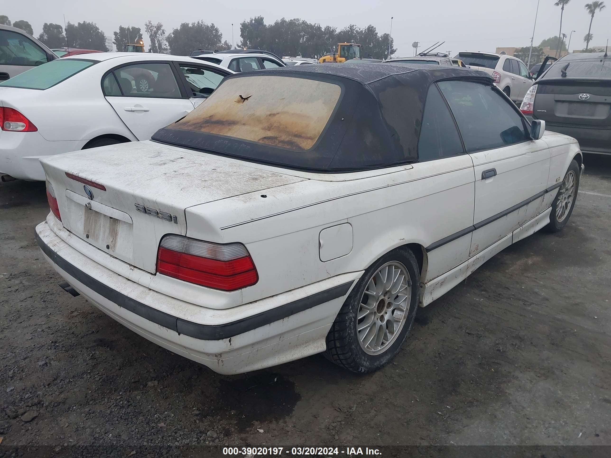 Photo 3 VIN: WBABJ832XWEM21203 - BMW 3ER 