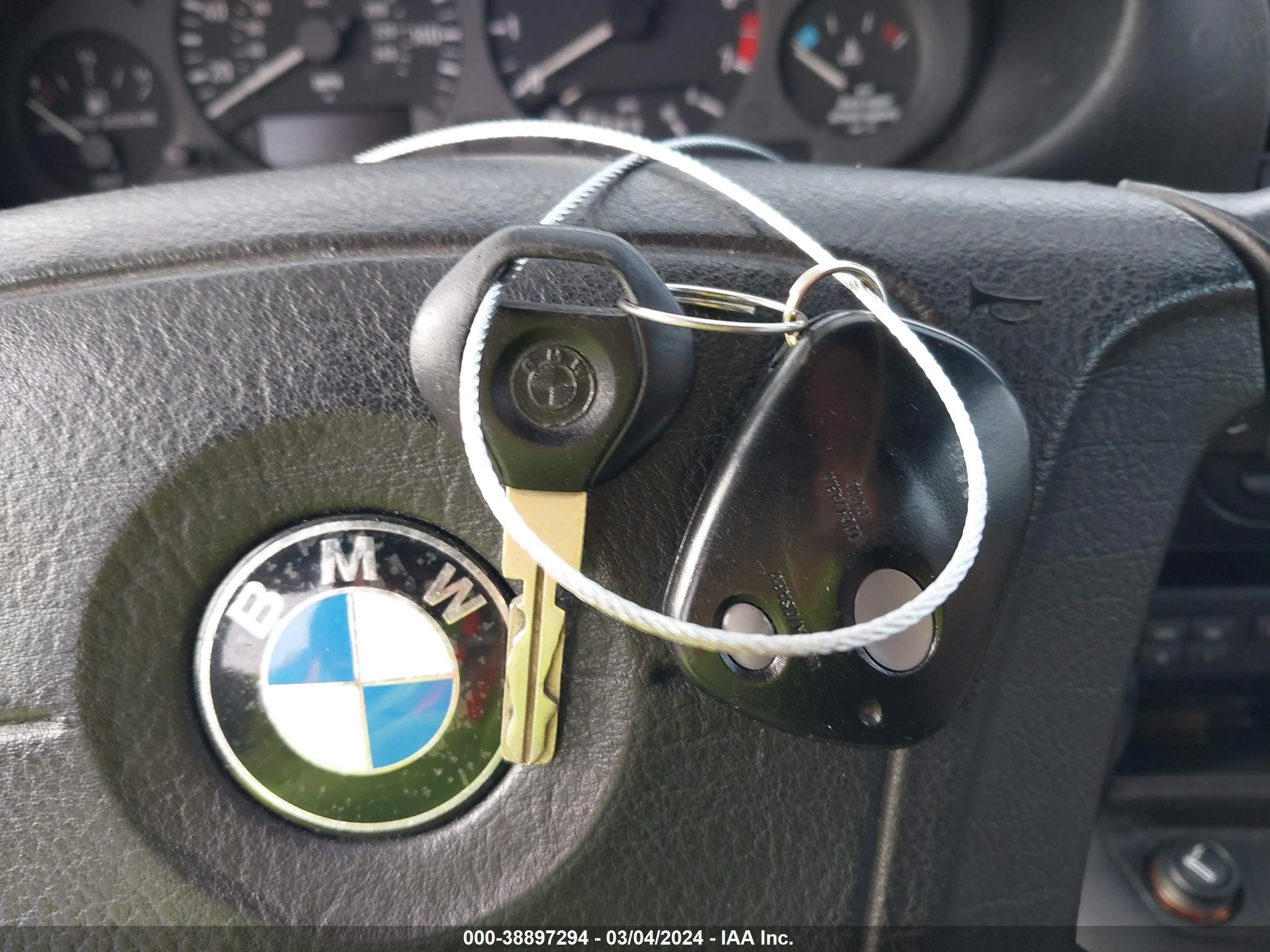 Photo 10 VIN: WBABJ8338WEM22410 - BMW 3ER 