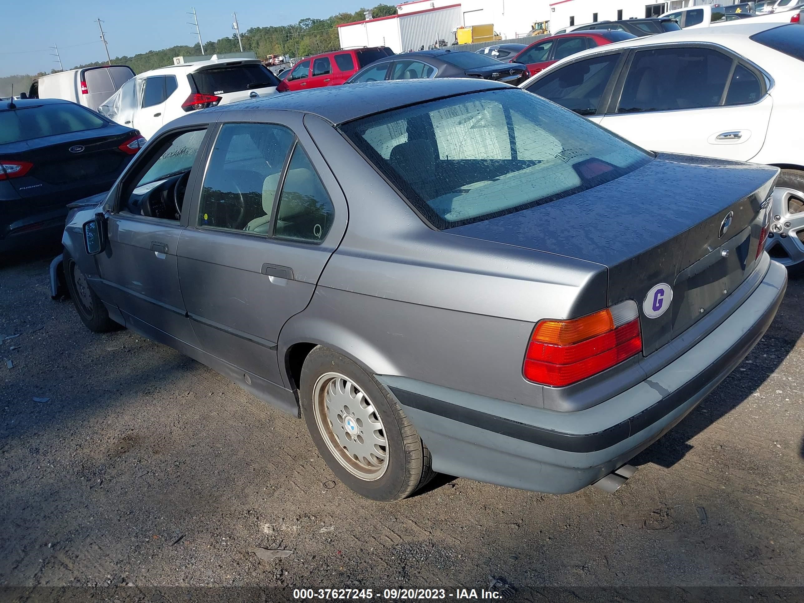 Photo 2 VIN: WBACB331XNFE02724 - BMW 3ER 