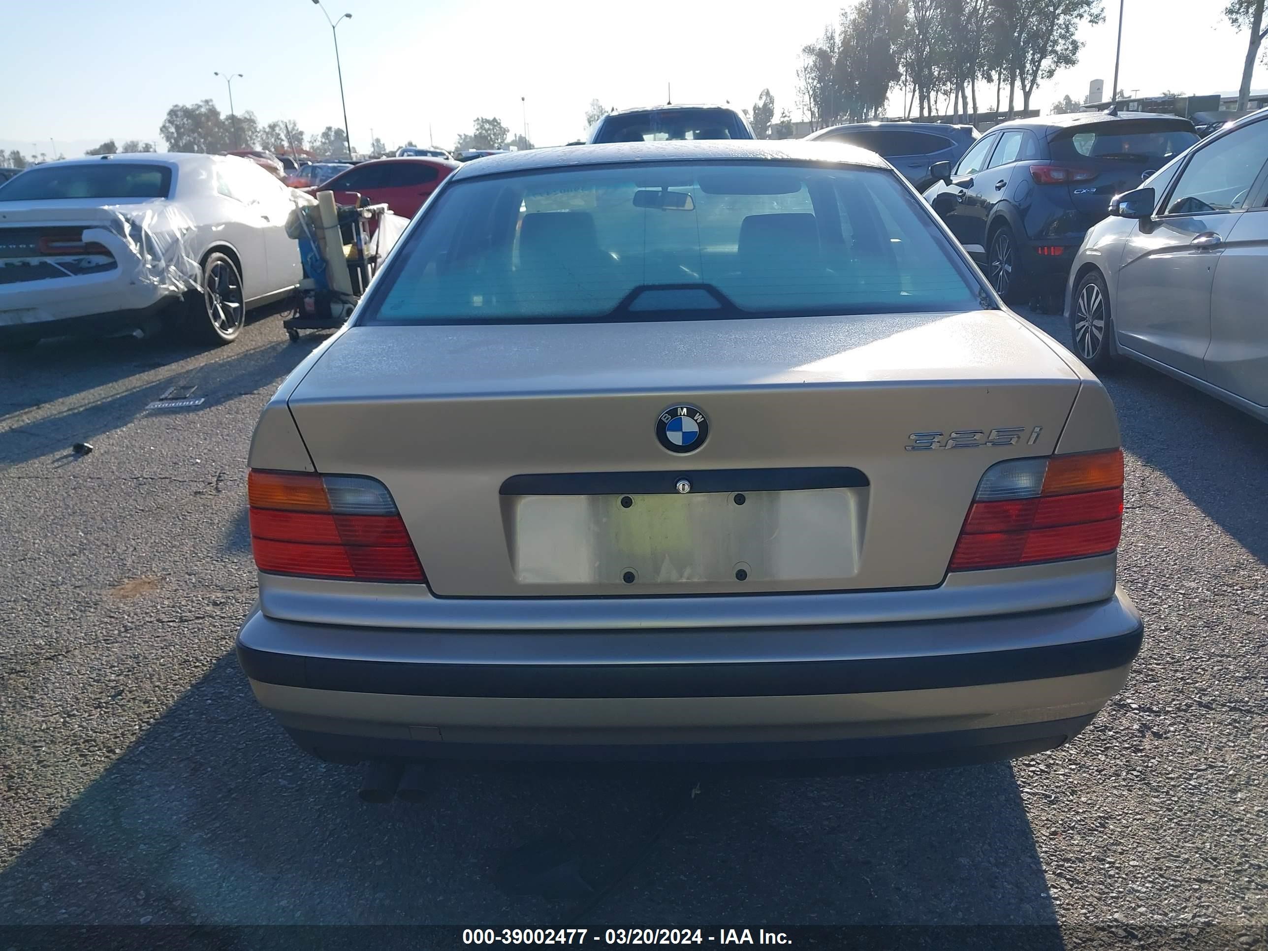 Photo 15 VIN: WBACB4319PFL11059 - BMW 3ER 