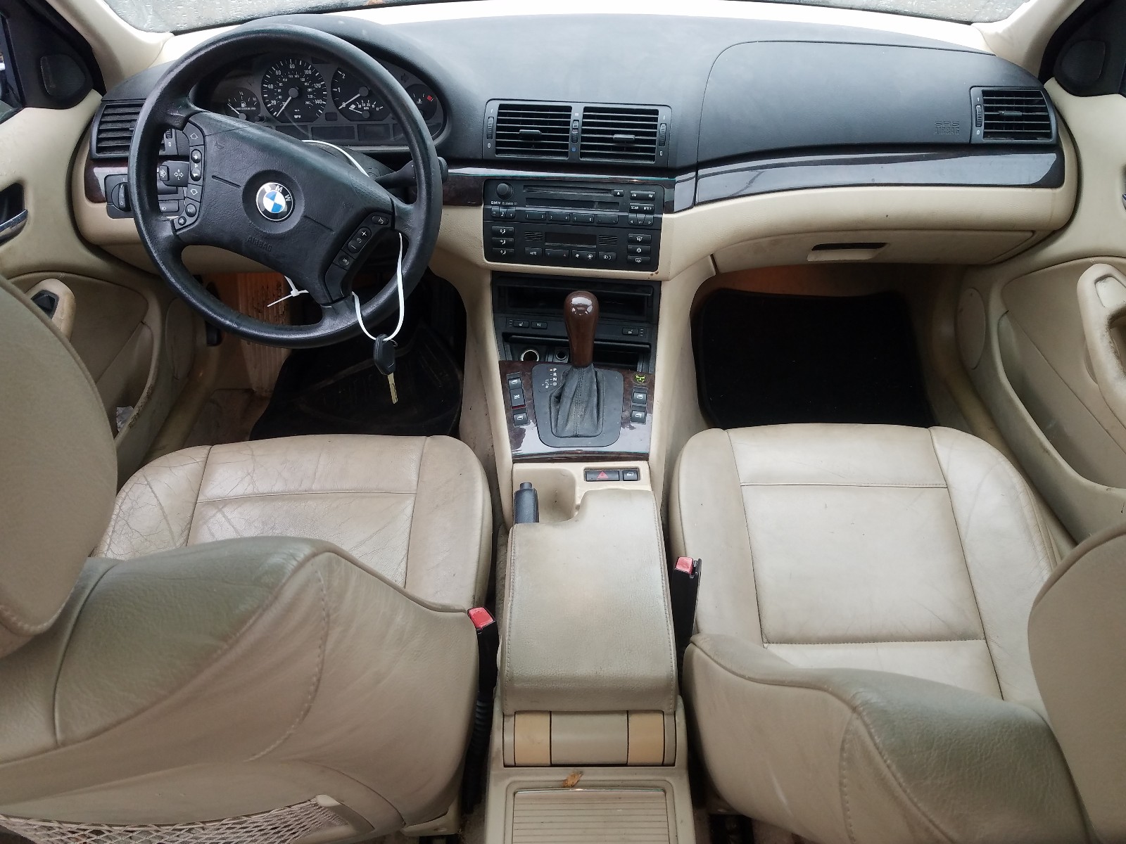 Photo 8 VIN: WBAET37472NJ18220 - BMW 325I 