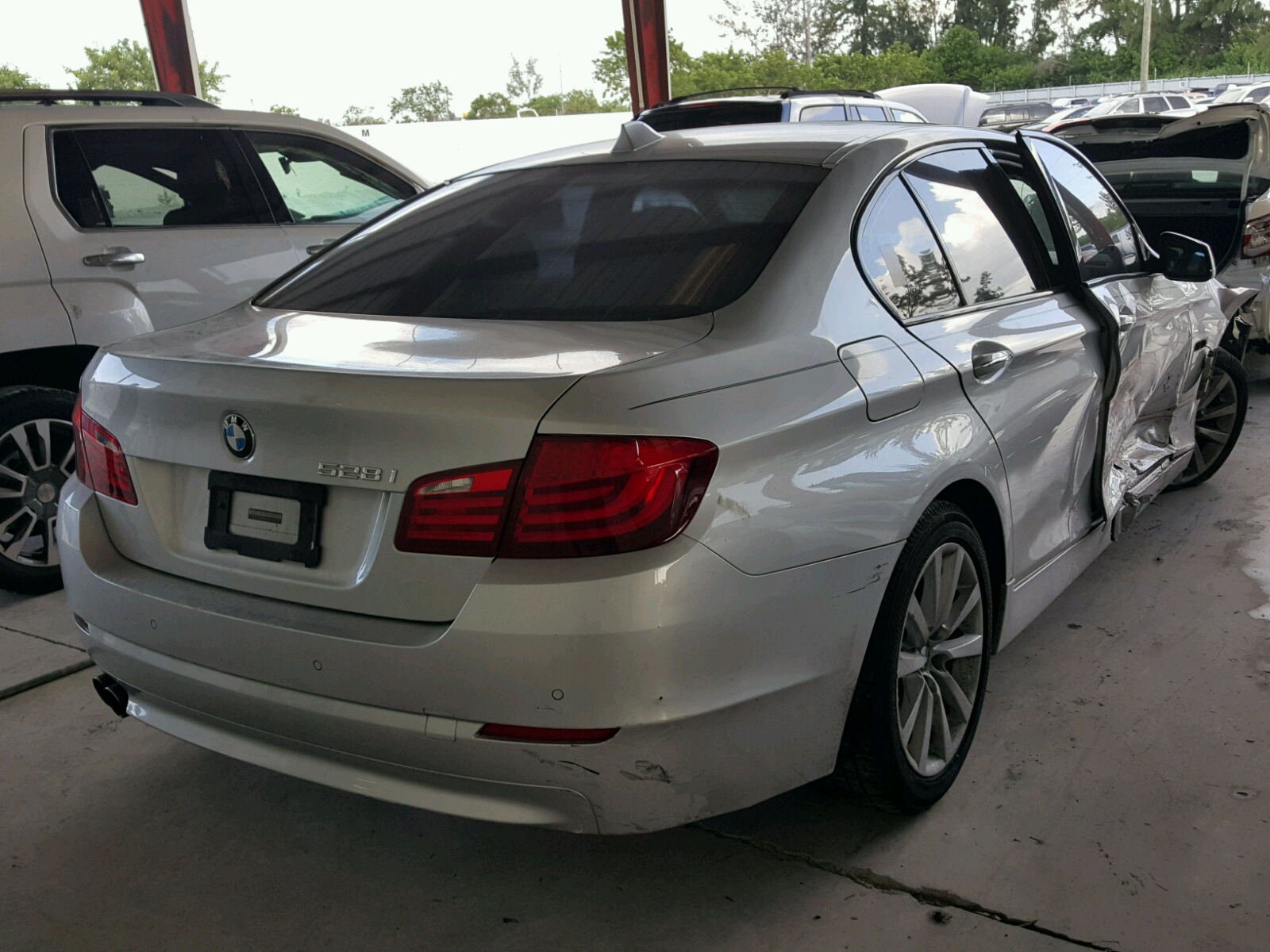 Photo 3 VIN: WBAFR1C54BC747922 - BMW 5ER 