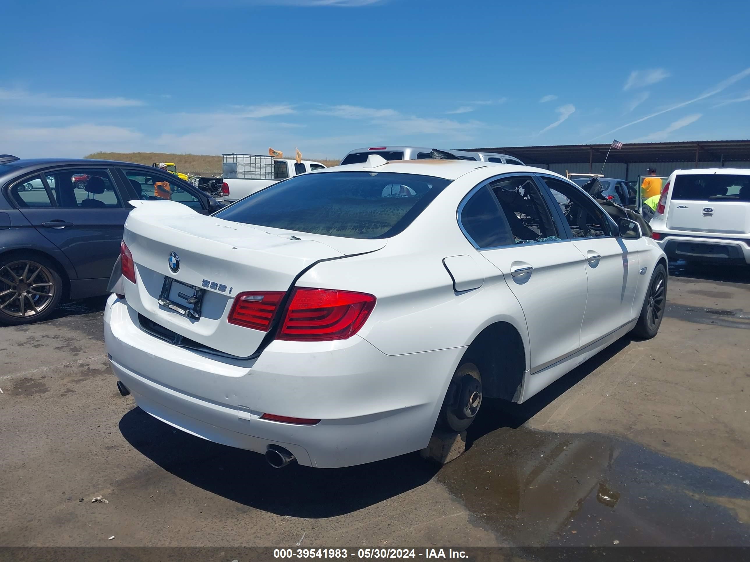 Photo 3 VIN: WBAFR7C51BC602629 - BMW 5ER 