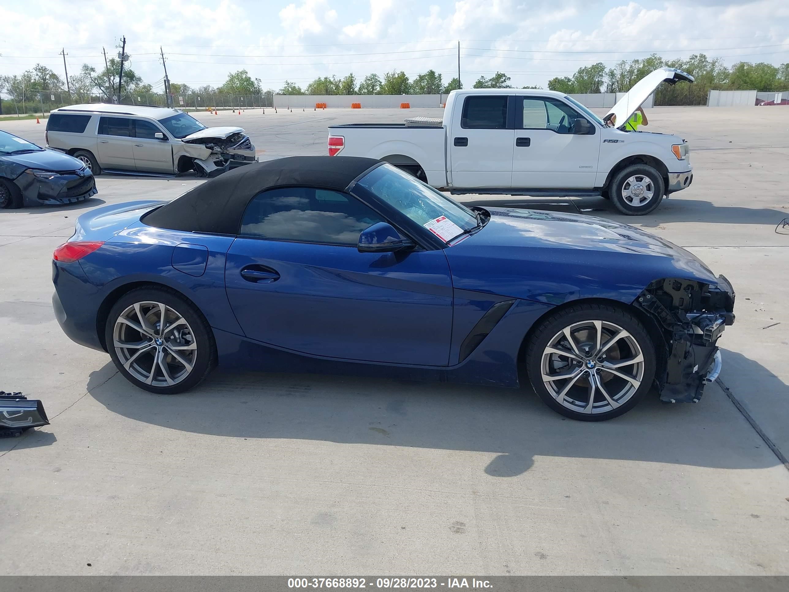 Photo 13 VIN: WBAHF3C09LWW83037 - BMW Z4 